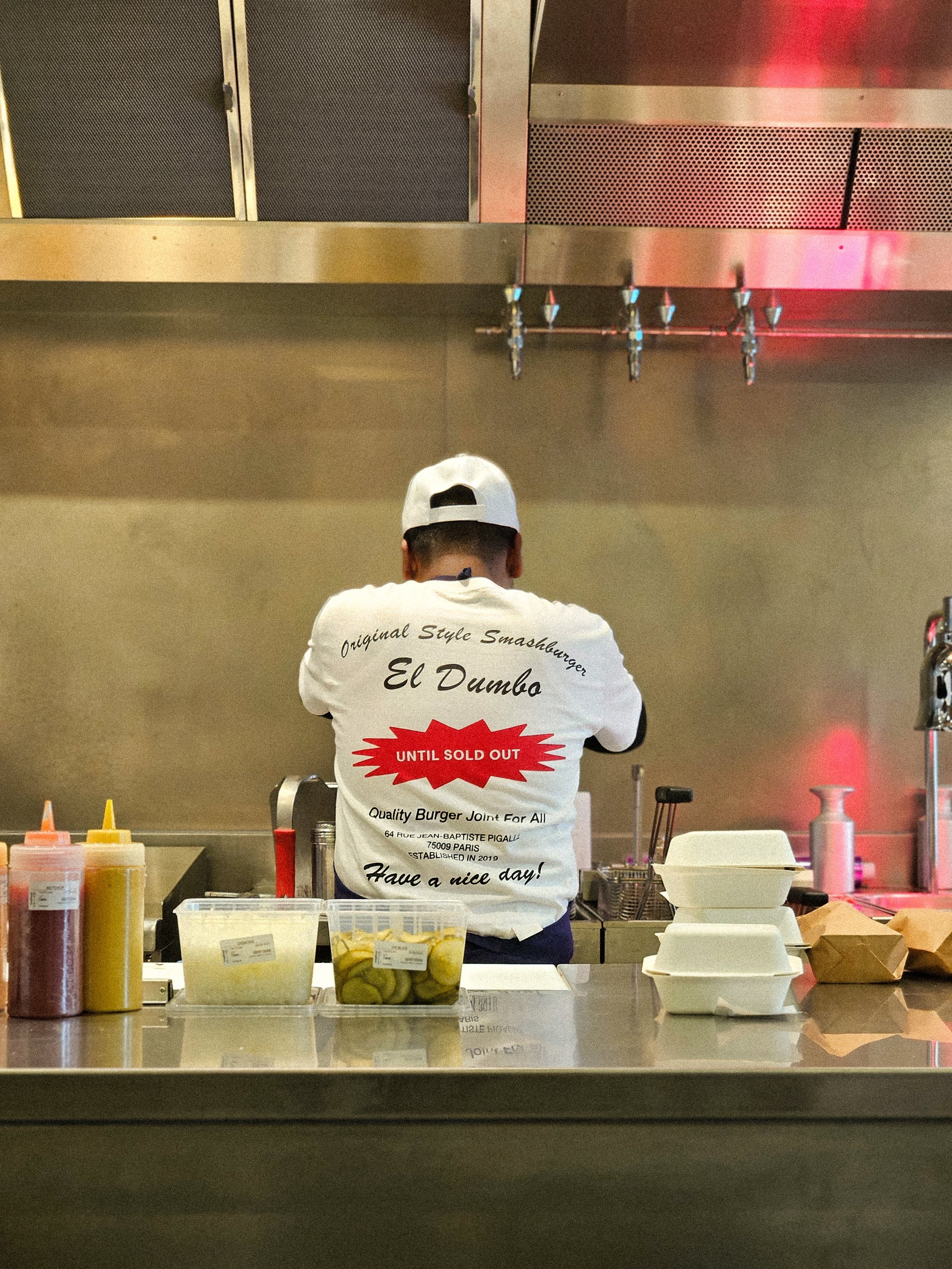 Cuisinier aux fourneaux dans un restaurant de burgers à Paris (Dumbo)
