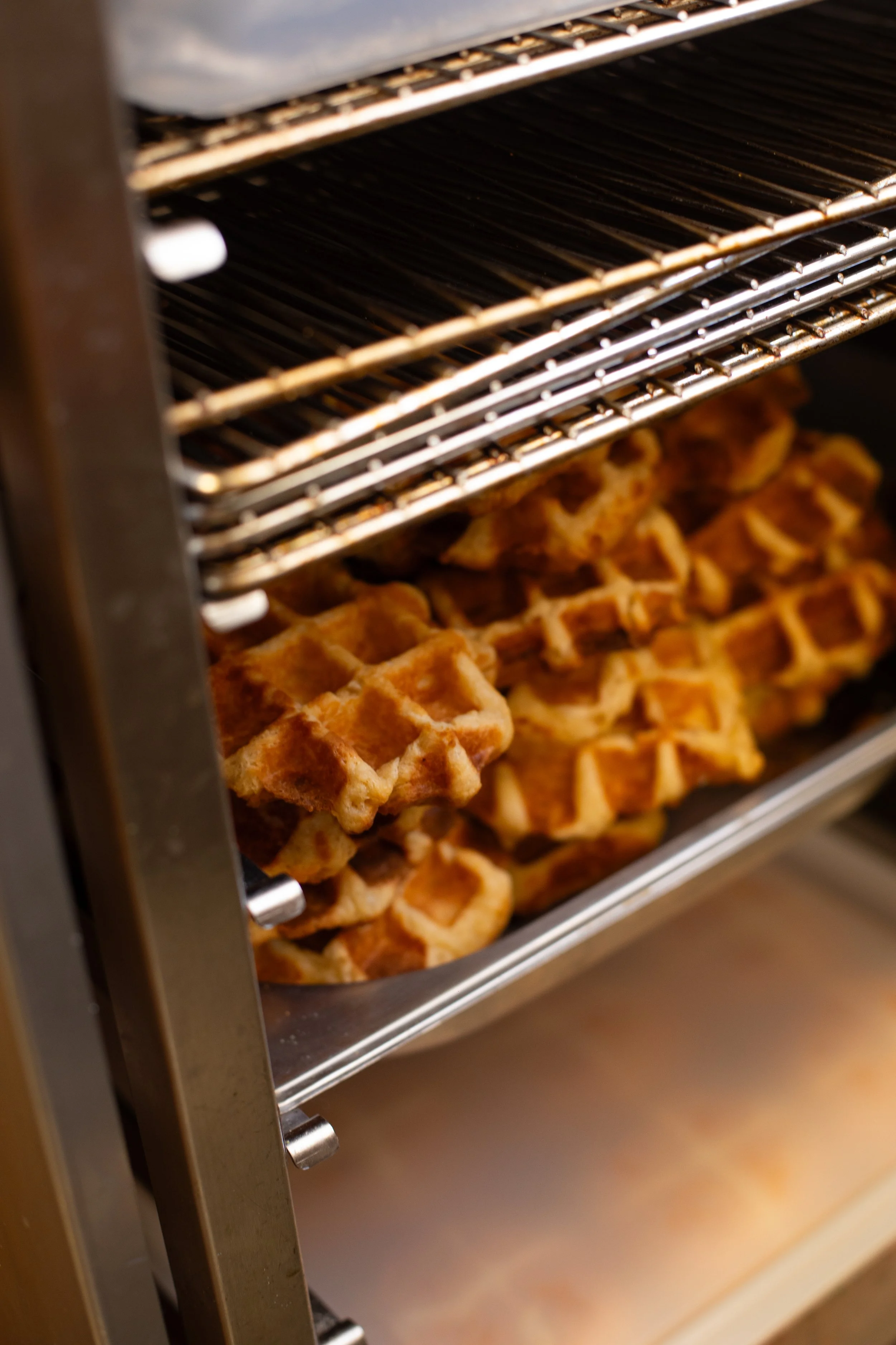 Gaufres sur plaque en inox dans la cuisine d'un restaurant