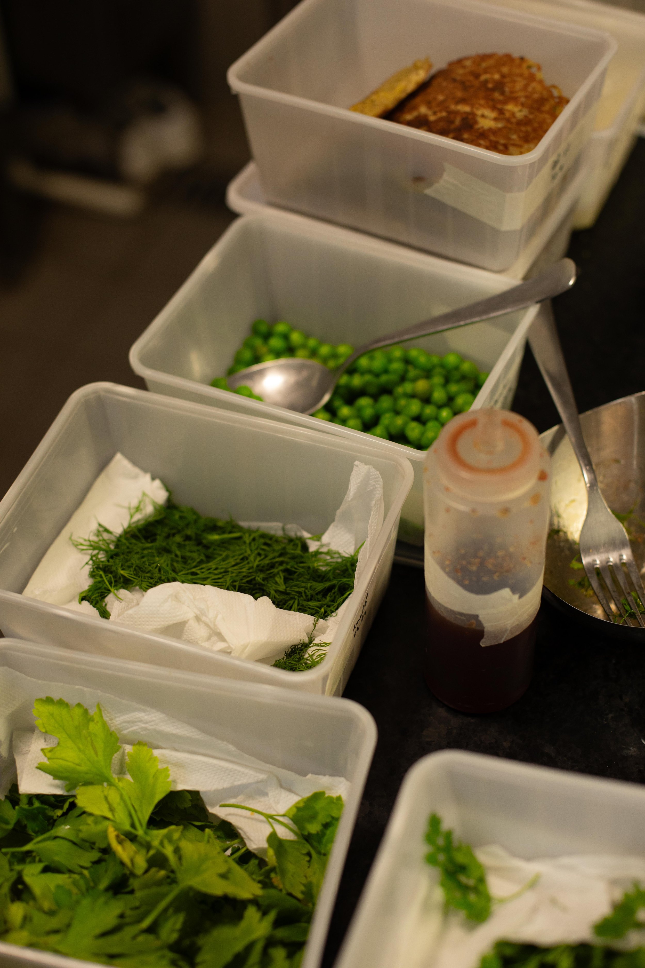 Mise en place des herbes en cuisine