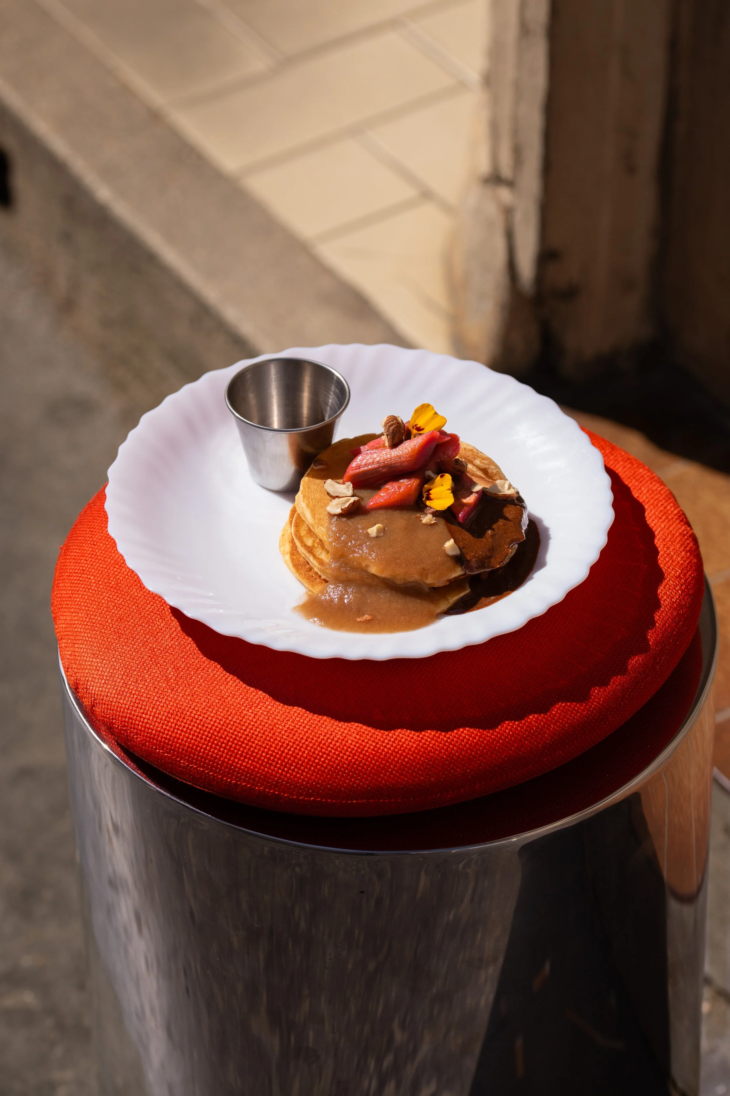 assiette de pancakes gourmande sur tabouret au soleil à Paris