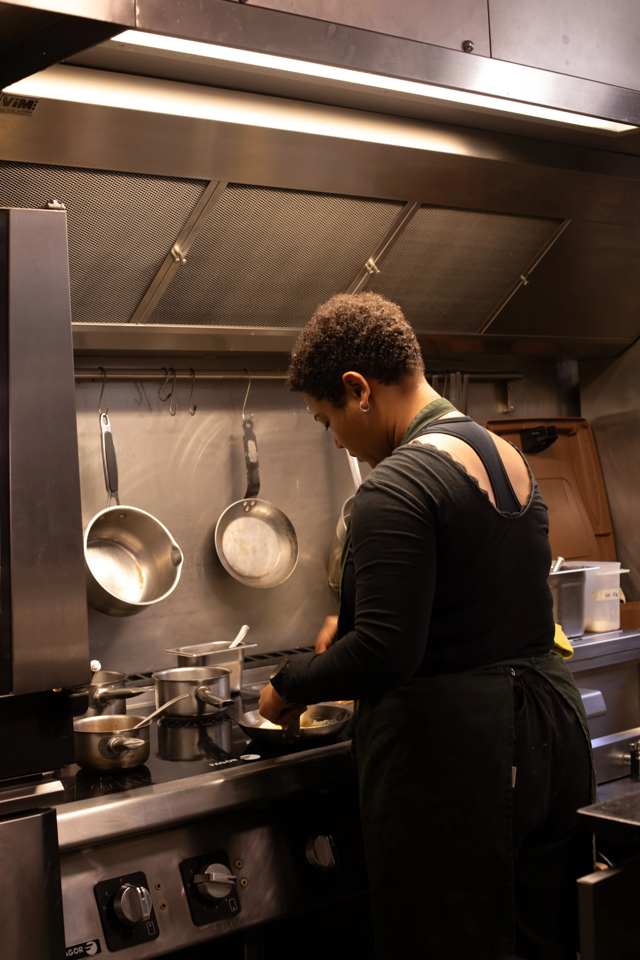 Cuisinière aux fourneaux