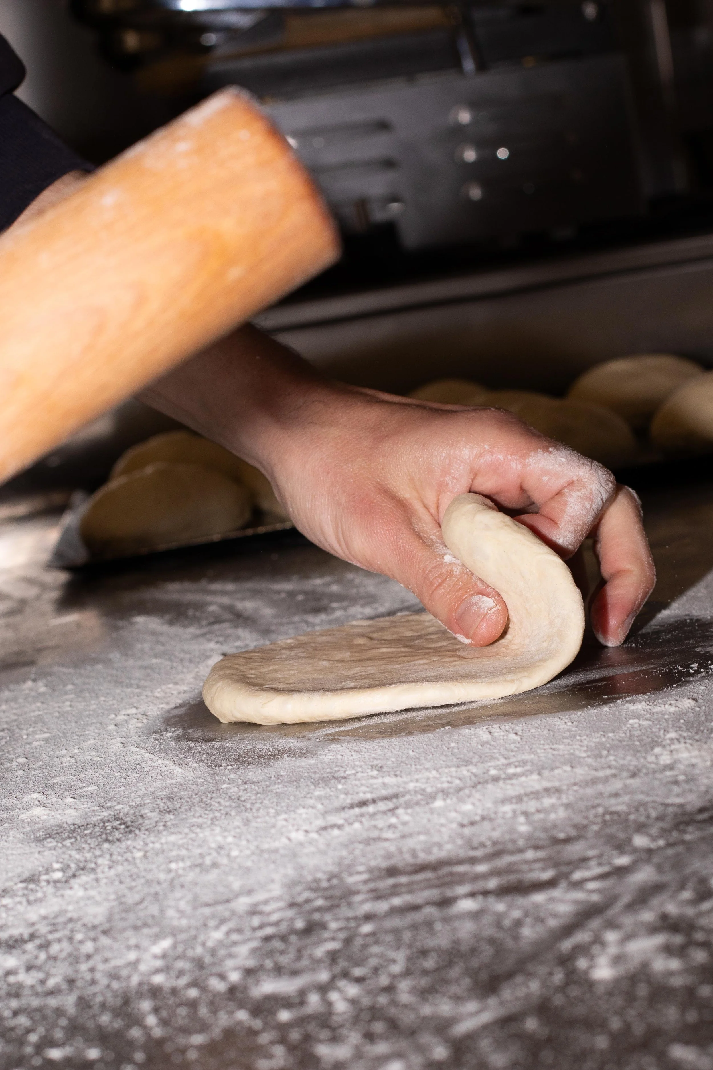 Pétrissage de pâtons pour pains pita