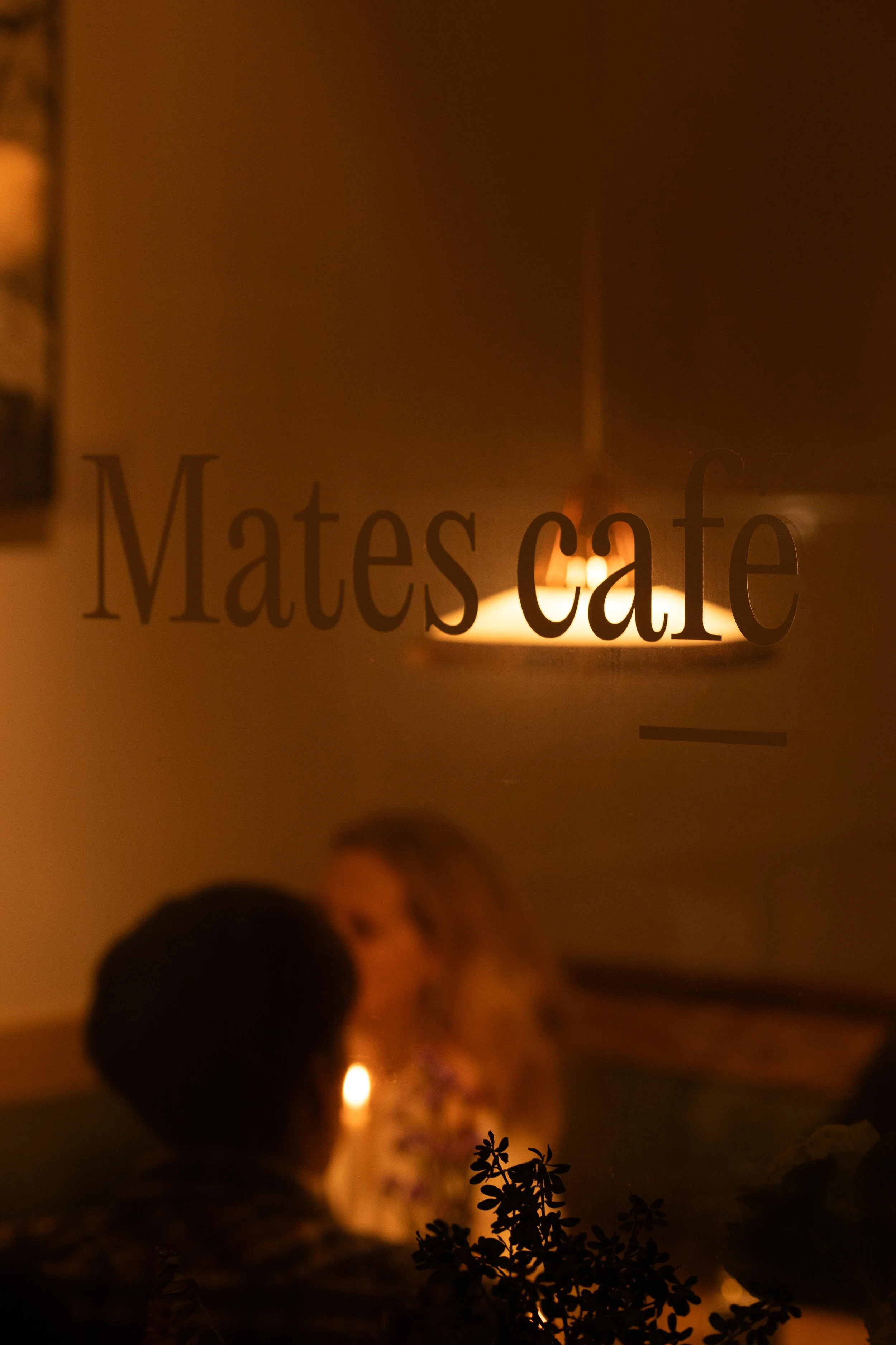 Enseigne du café Mates à St Gilles Croix de Vie dans la nuit