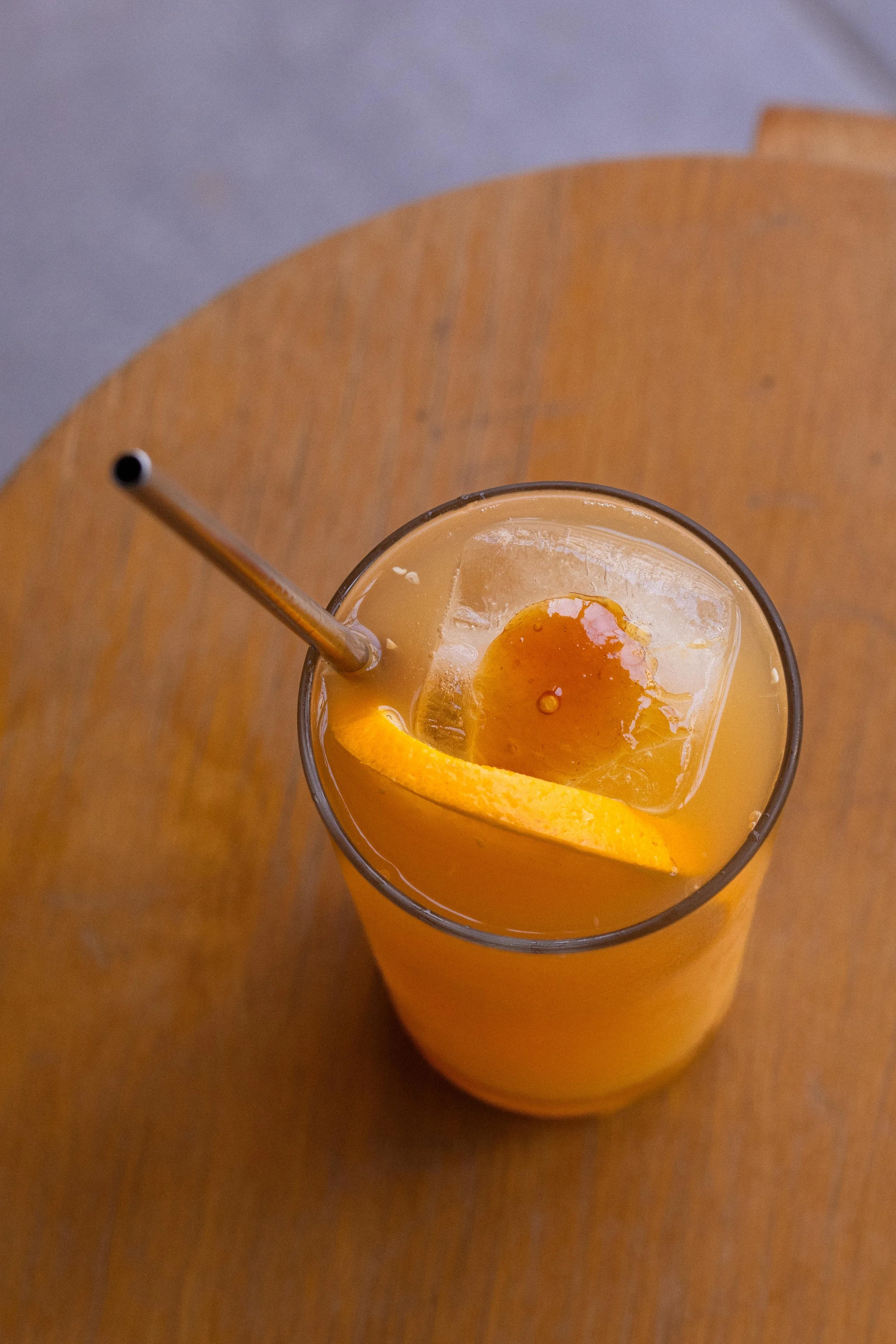 Citronnade vue de dessus sur tabouret