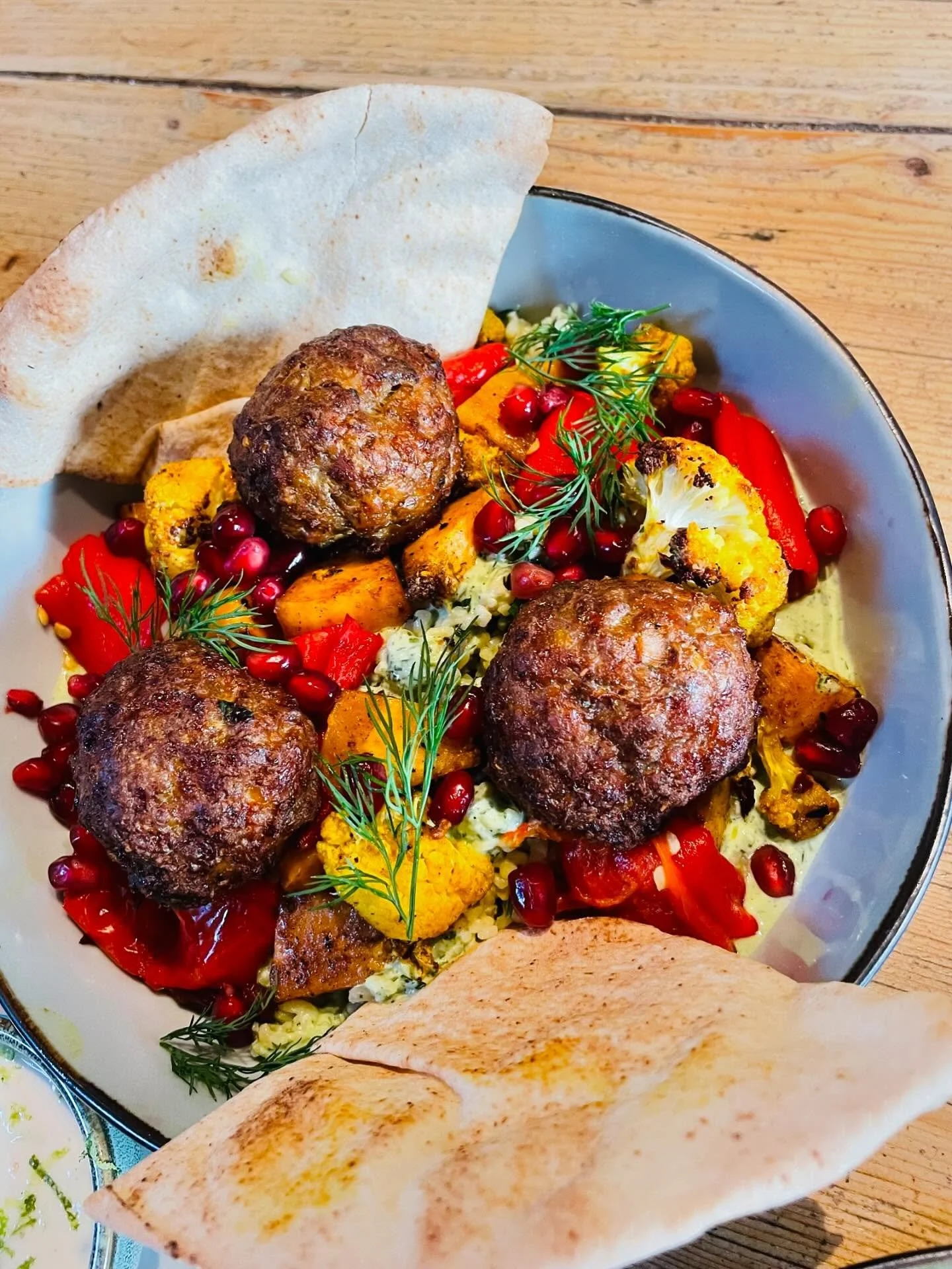 Nieuw op ons suggestiebord! K&ouml;fteballetjes met tabouleh, wintergroenten, granaatappelpitjes &amp; een groene kruidendressing 🥙 #painperdugent #herfstsuggesties