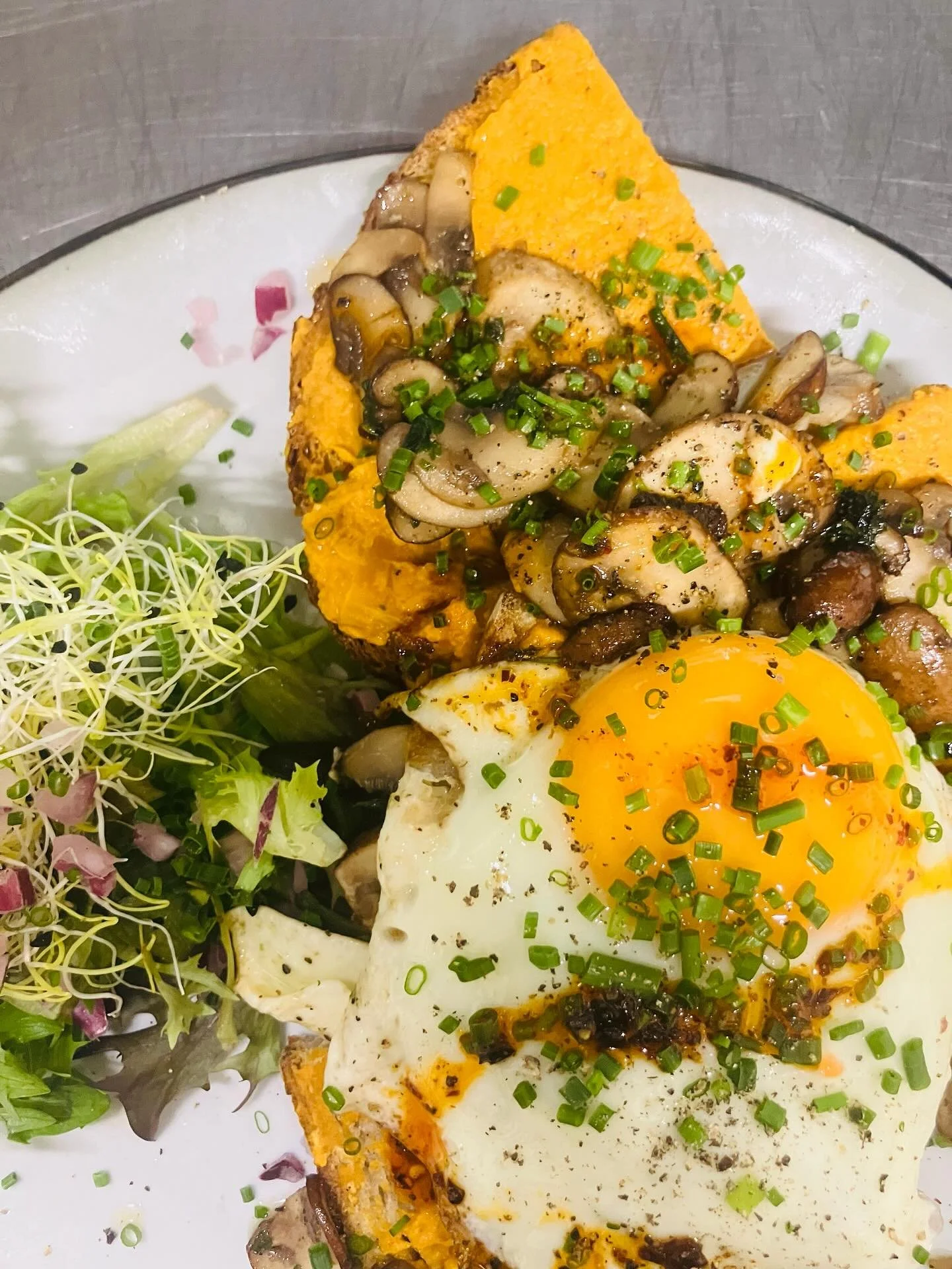 Sunday’s lunch! Toast champignon met butternuthummus & een spiegeleitje 🍄‍🟫 🍳 #painperdugent #herfstsuggesties