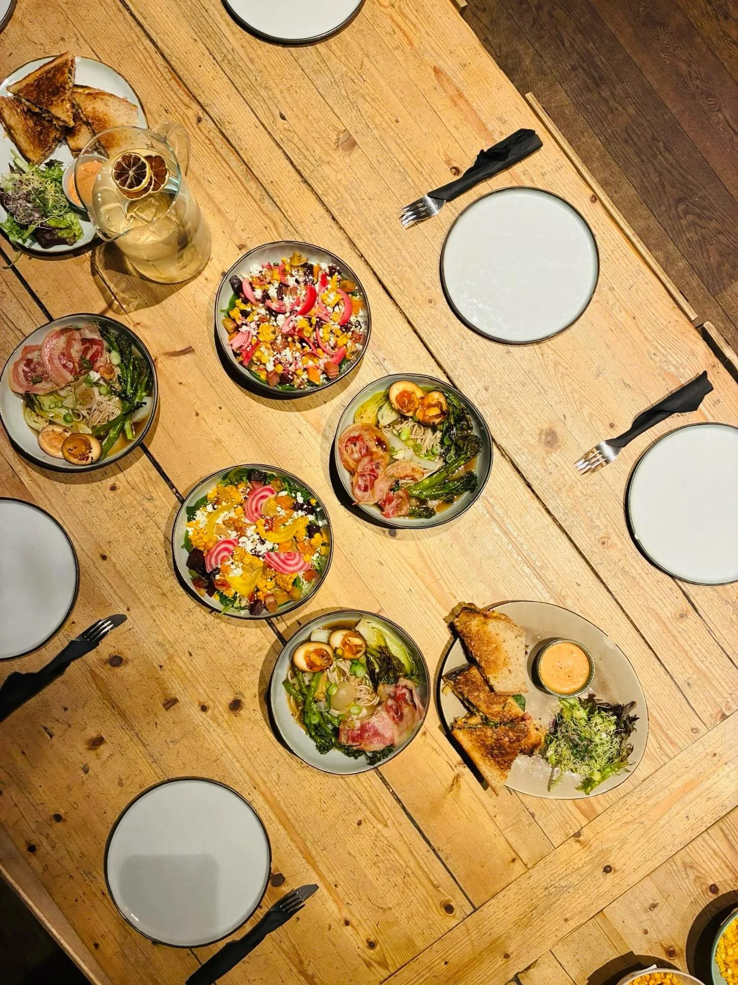 Plates are ready, lunch is calling!🍴