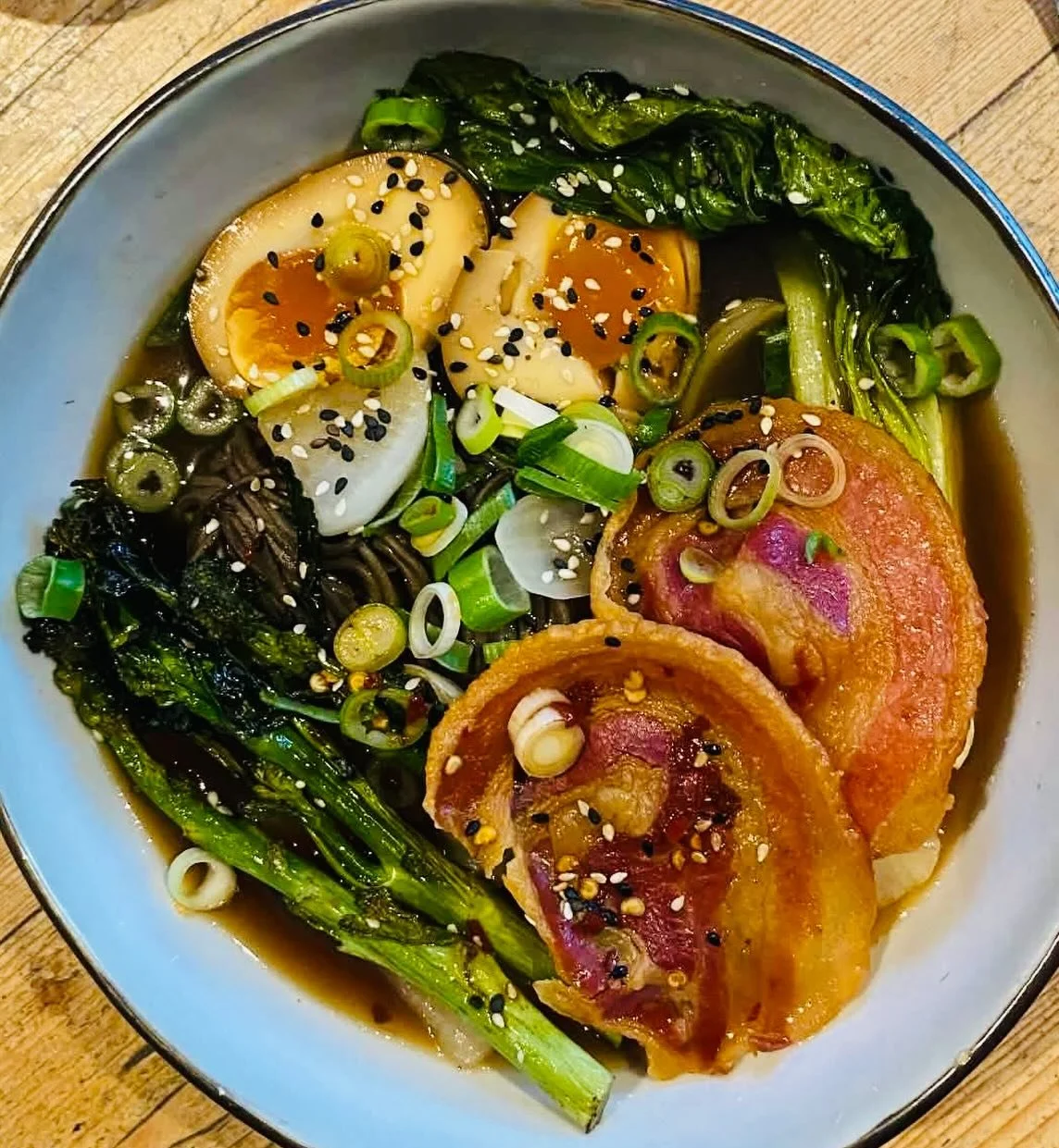 New kid on the block! Noedels met gemberbouillon, daikon, paksoi, soy eggs, bimi &amp; porchetta 🍜 #painperdugent