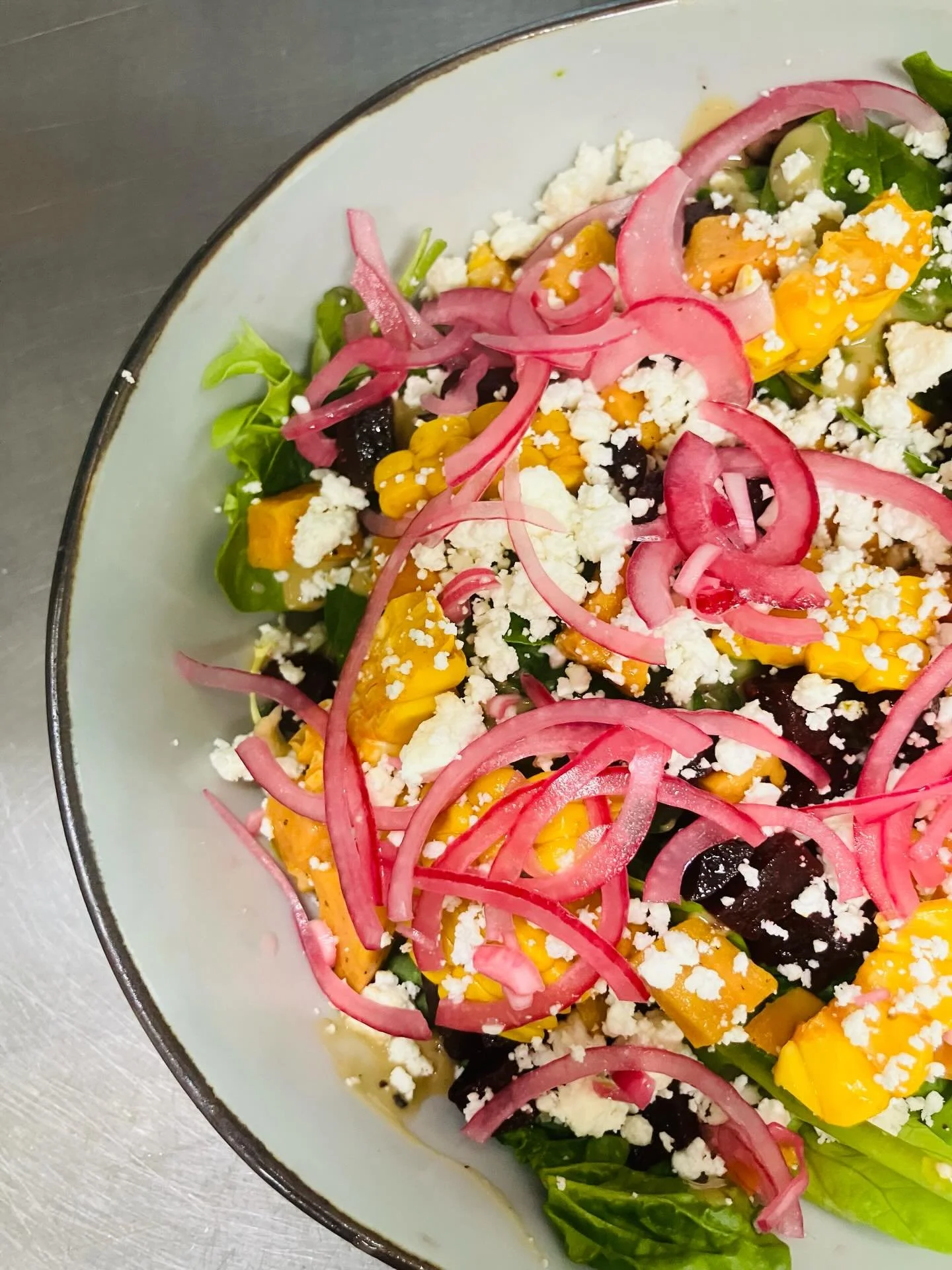 New lunch on our menu! Salade met spinazie, zoete aardappel, rode biet, mais, feta en gepekelde rode ui 🌽 #painperdugent