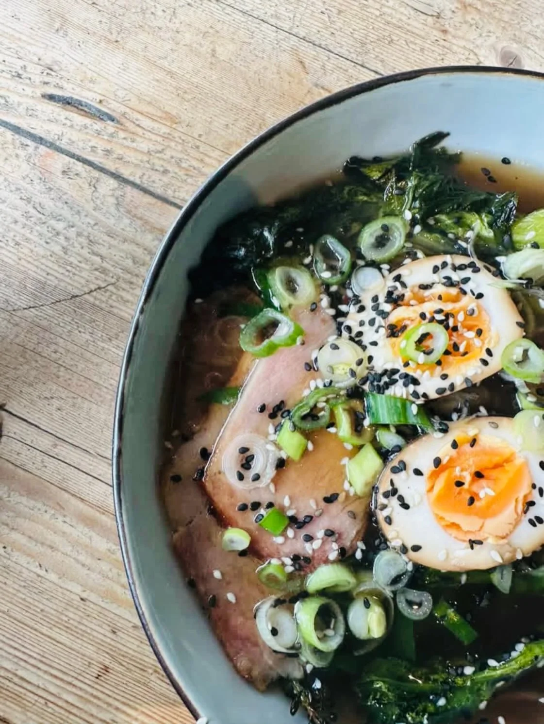 Sunny days! Sobanoedels met porchetta, gember, bimi, daikon, paksoi &amp; een soja-eitje 🍜