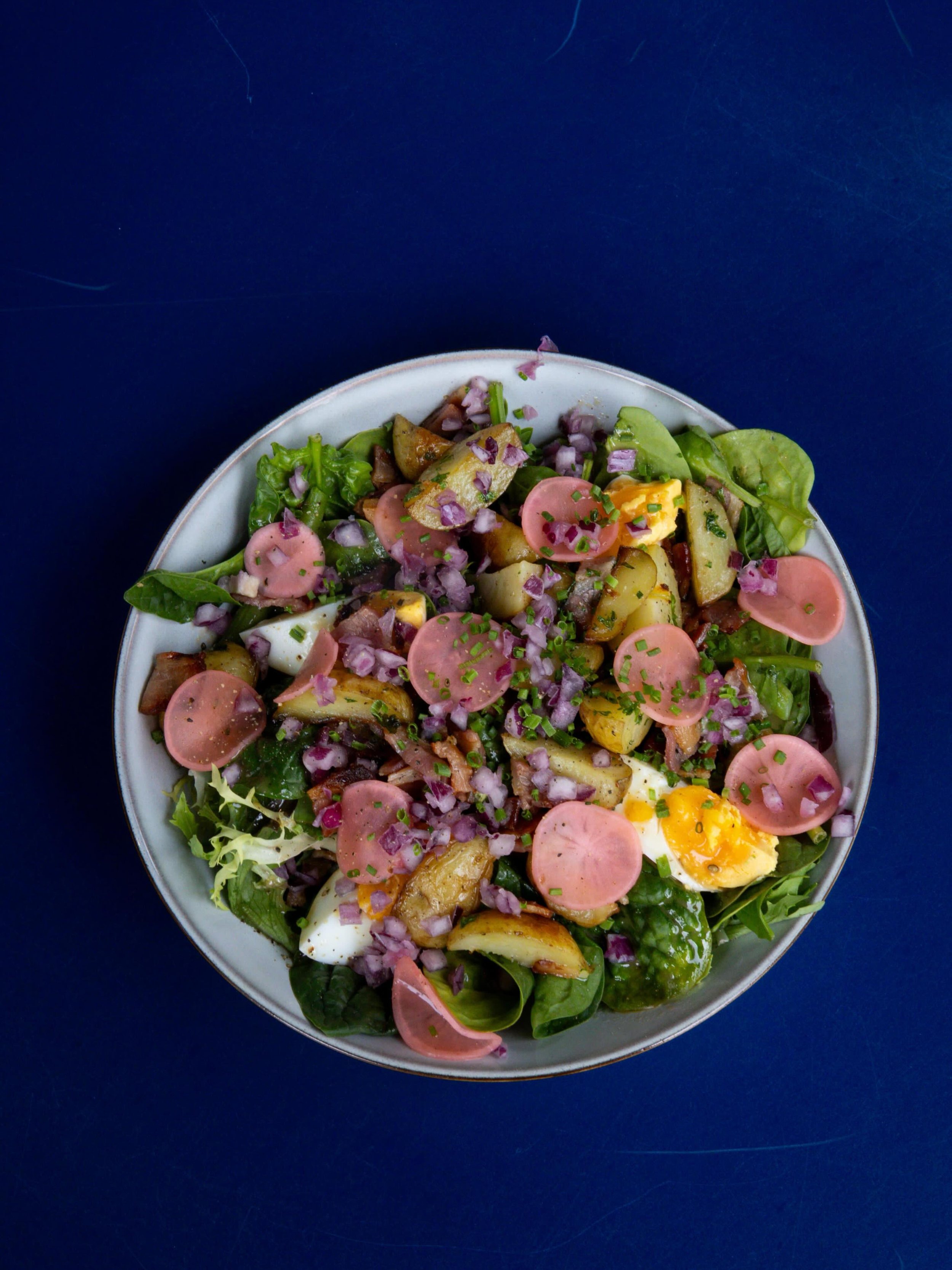 Onze tweede lentesuggestie! Luikse salade met krieltjes, spek, boontjes, gepekelde radijs &amp; een eitje 🥗 #painperdugent