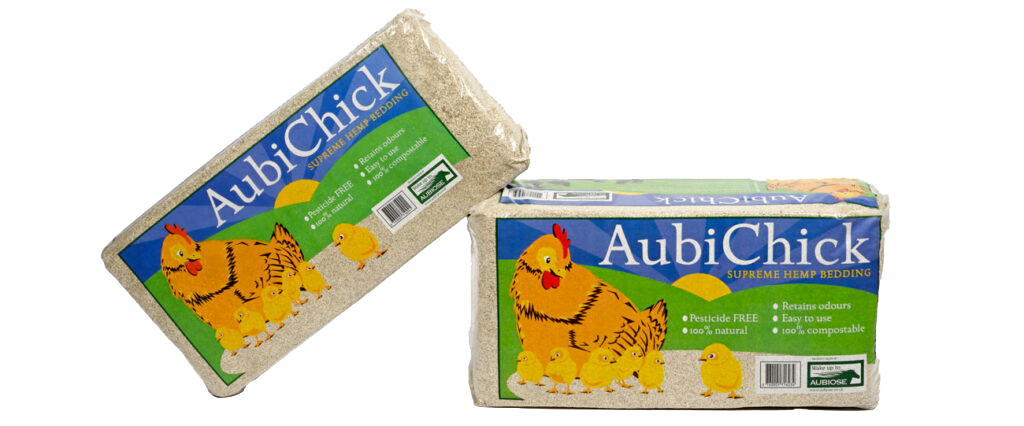Dos sacos de lecho de cáñamo para gallinas de la marca AubiChick con ilustración de un pollo y pollitos en la etiqueta.