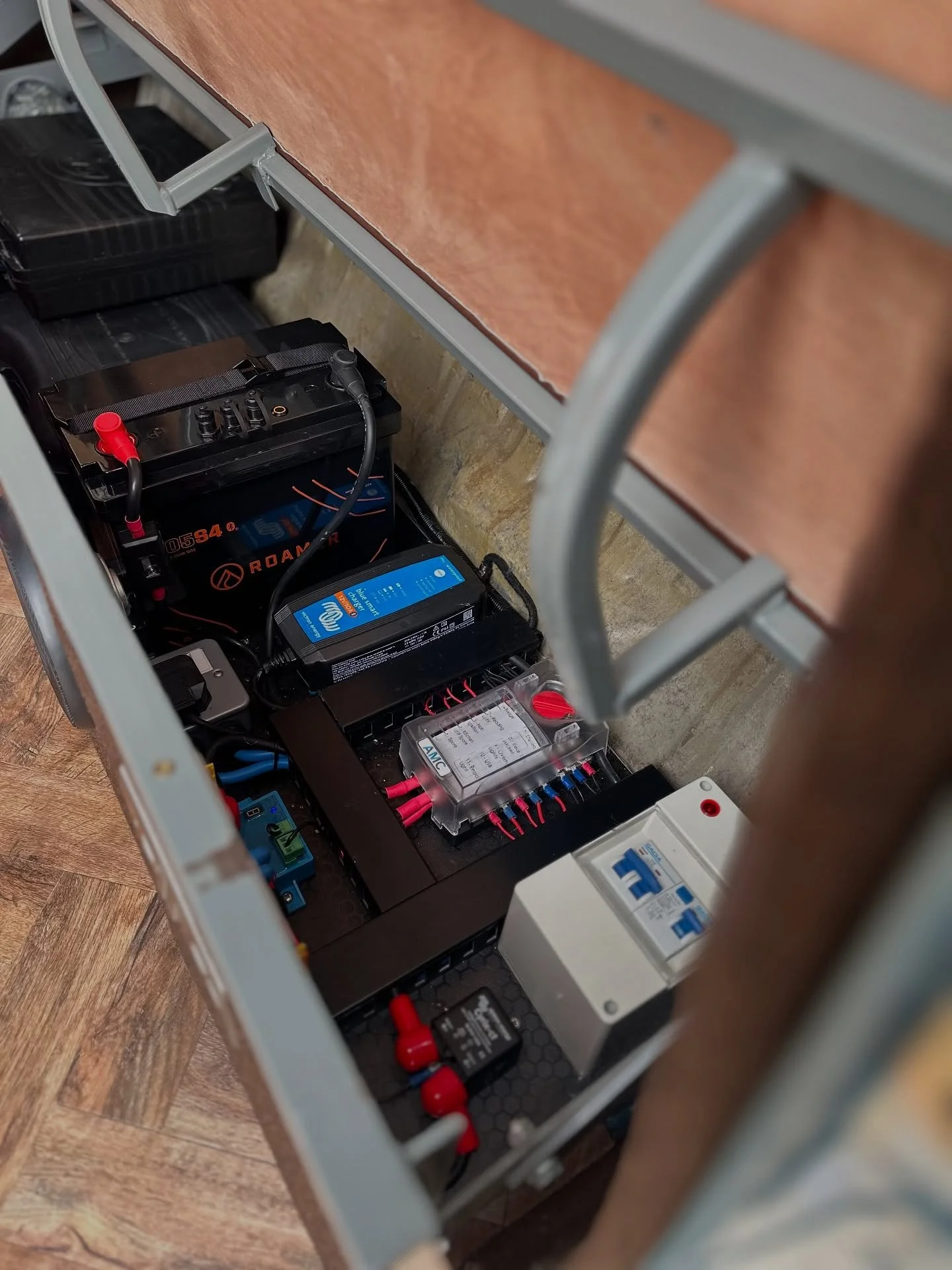 Had a little visit from this awesome T25 we fitted out a few years ago to swap out the chunky 100Ah lead acid for a sleek 105Ah @roamervans Smart4 lithium &mdash; more juice, less weight, longer life span and smarter all round.

Yes, it&rsquo;s total