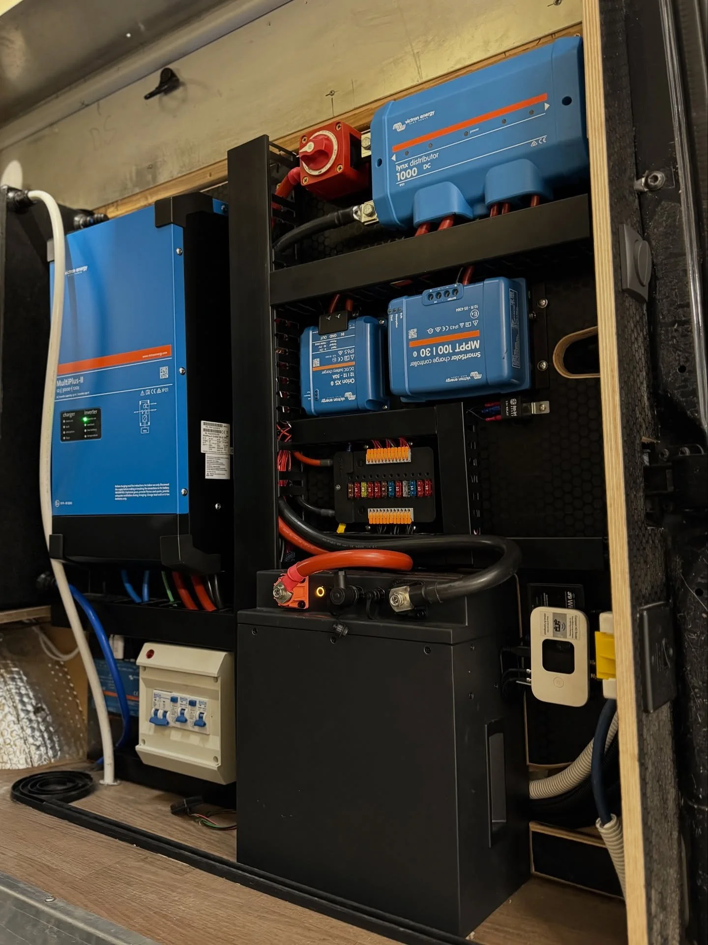 Quite a squeeze fitting this size set up into this motocross van but we made it work 💪🏽

@victron_energy 
@roamervans 
@energymonkey.co.uk 
@motorhomewifi