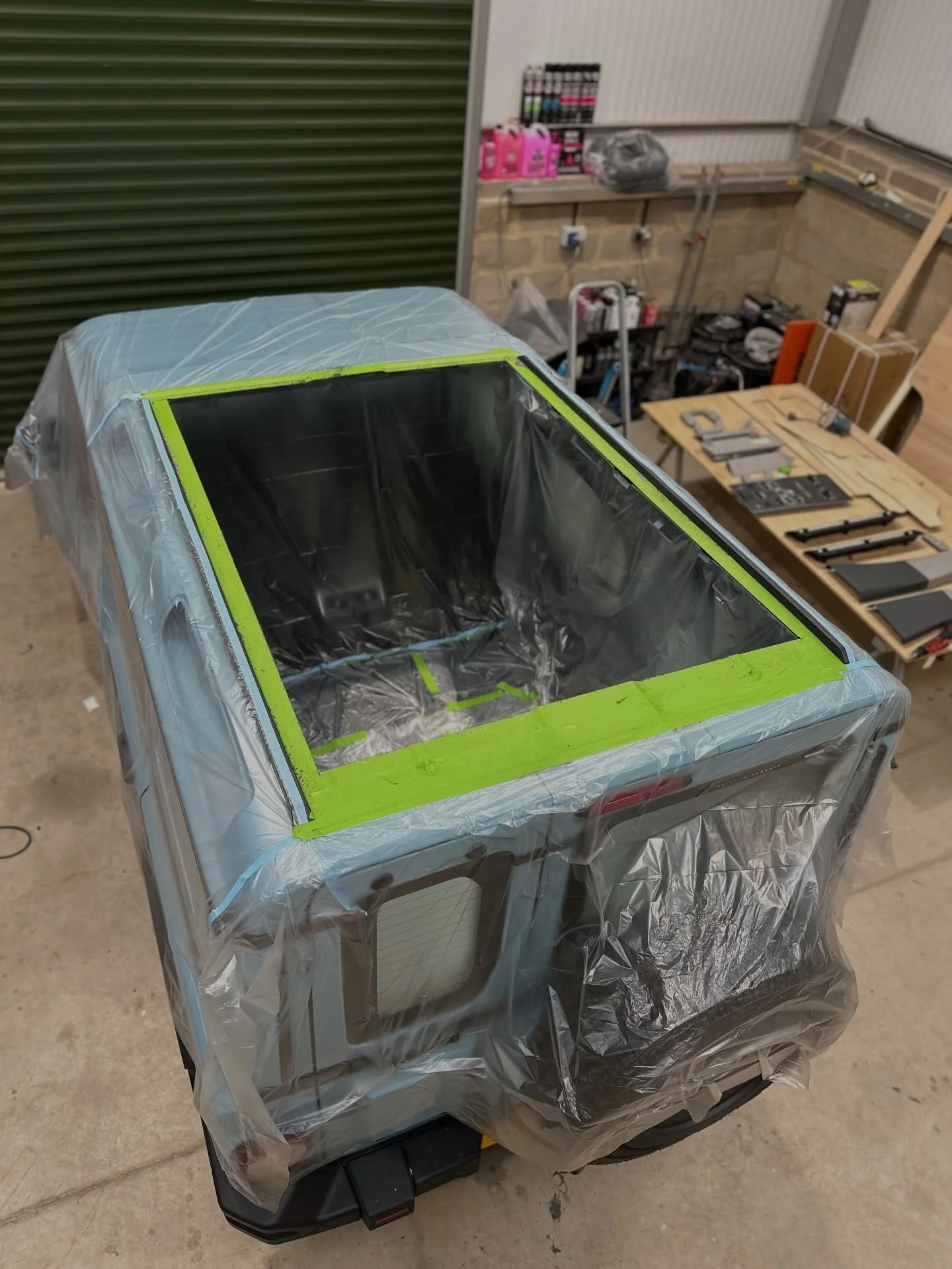 Anyone else up for cutting a big hole in the roof of their Grenadier? 

#vinnauk #ineosgrenadier #alucab