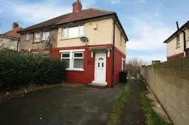 40 Walden Drive, Bradford, BD9 6JS, £880 pcm  1  🛋️  1  🛁  3  🛌