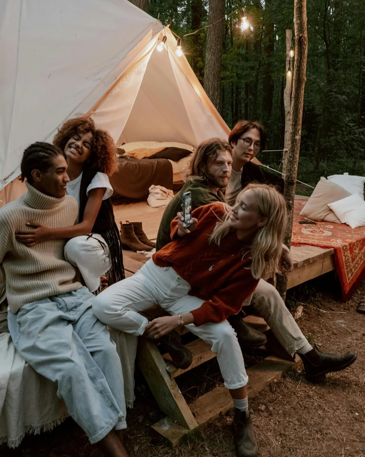 Existe un mito moderno sobre los viajes: que para encontrarte a ti mismo, tienes que viajar solo.

Nosotros creemos en otra magia: la de encontrarte a ti mismo a trav&eacute;s de los dem&aacute;s.

La magia de una conversaci&oacute;n por la noche jun