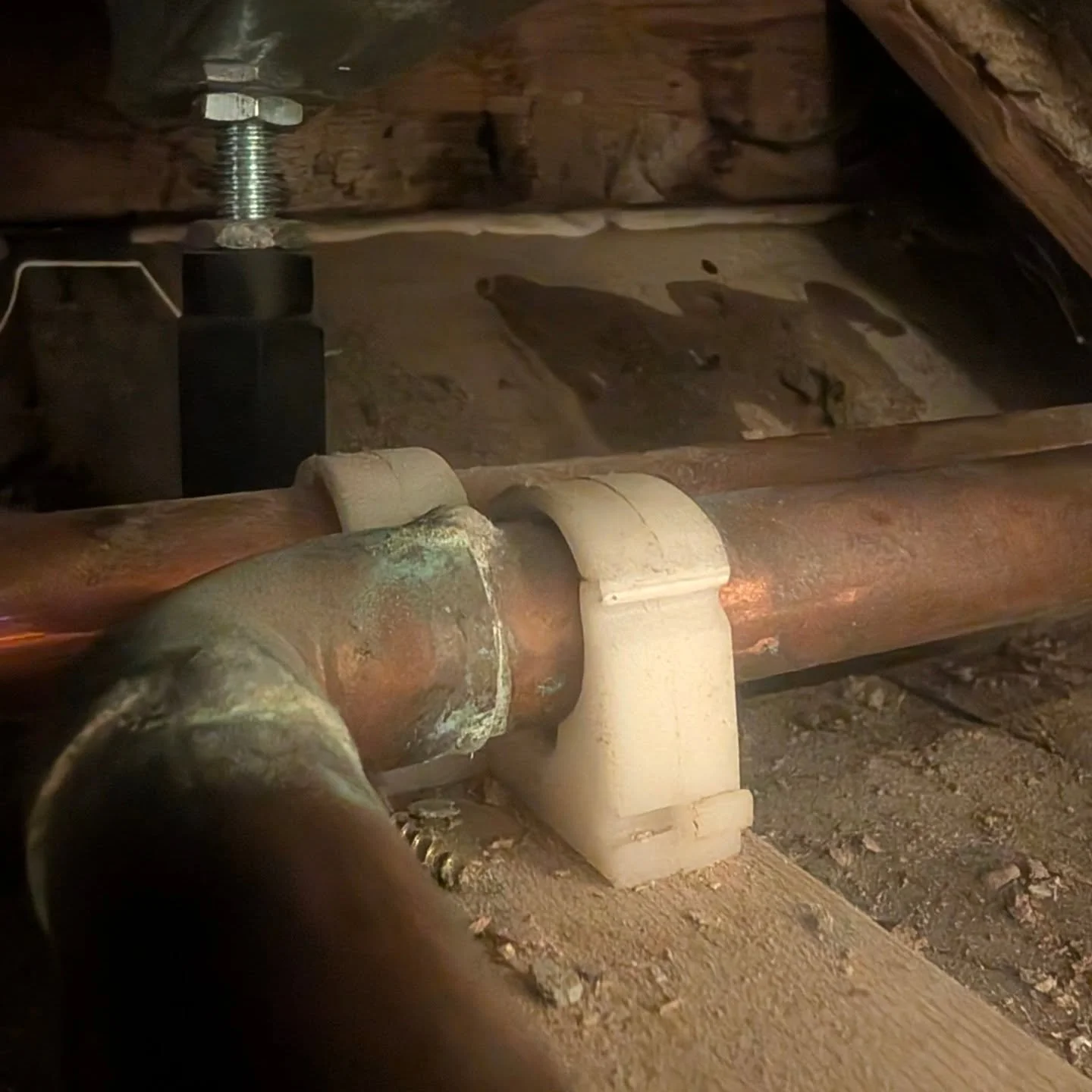 🚿💧 Leak found — but not where expected!
Called out to a “mystery leak” behind a bath.
Customer thought it was the waste or pipework — turned out to be failed mastic letting shower water run down the side of the bath.
Old s