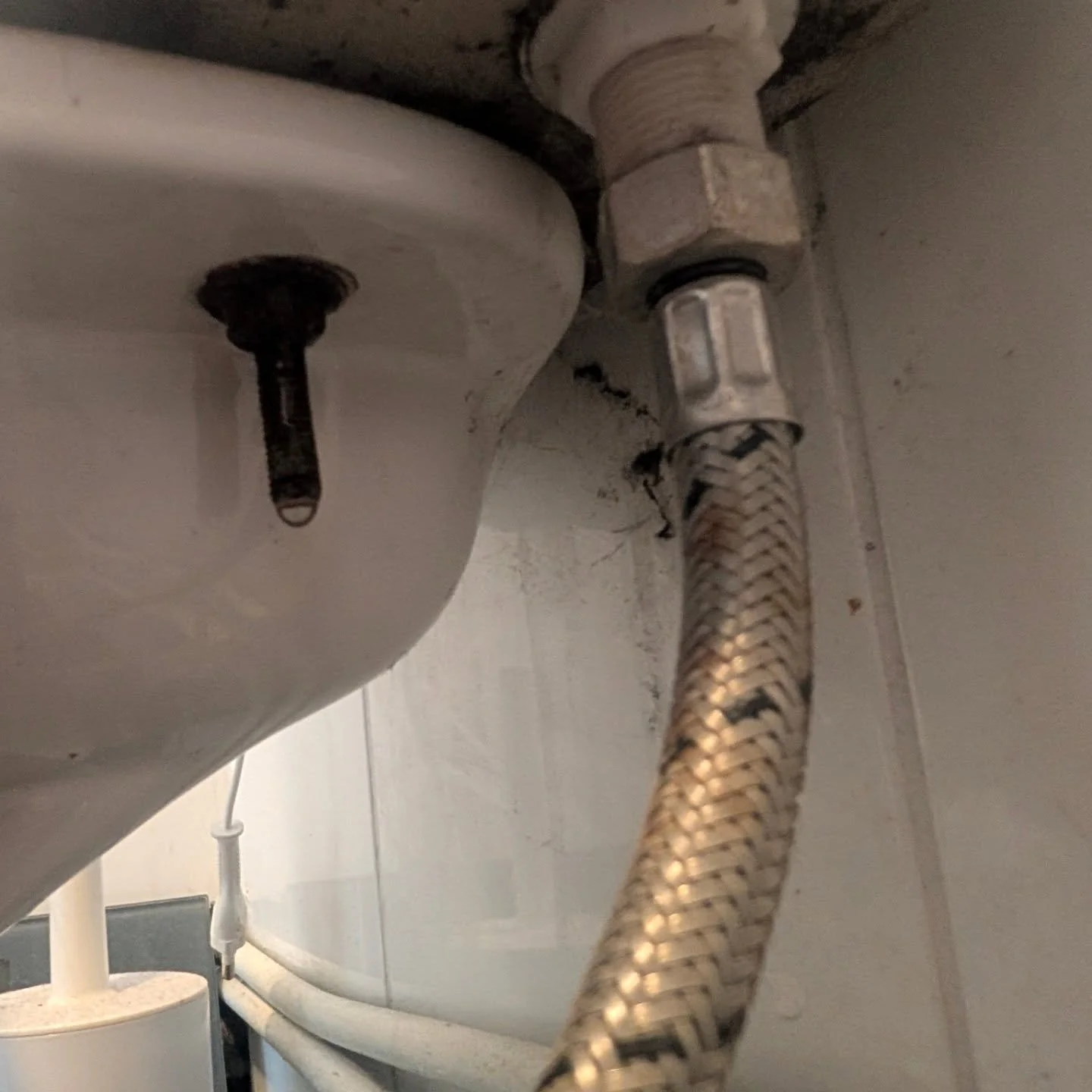 🚽💦 Called out for a blocked toilet at student accommodation — but the real culprit wasn’t a blockage… it was the flush coupling letting water past and corroding the fixing bolts.
Old cistern stripped down, all internals and coup