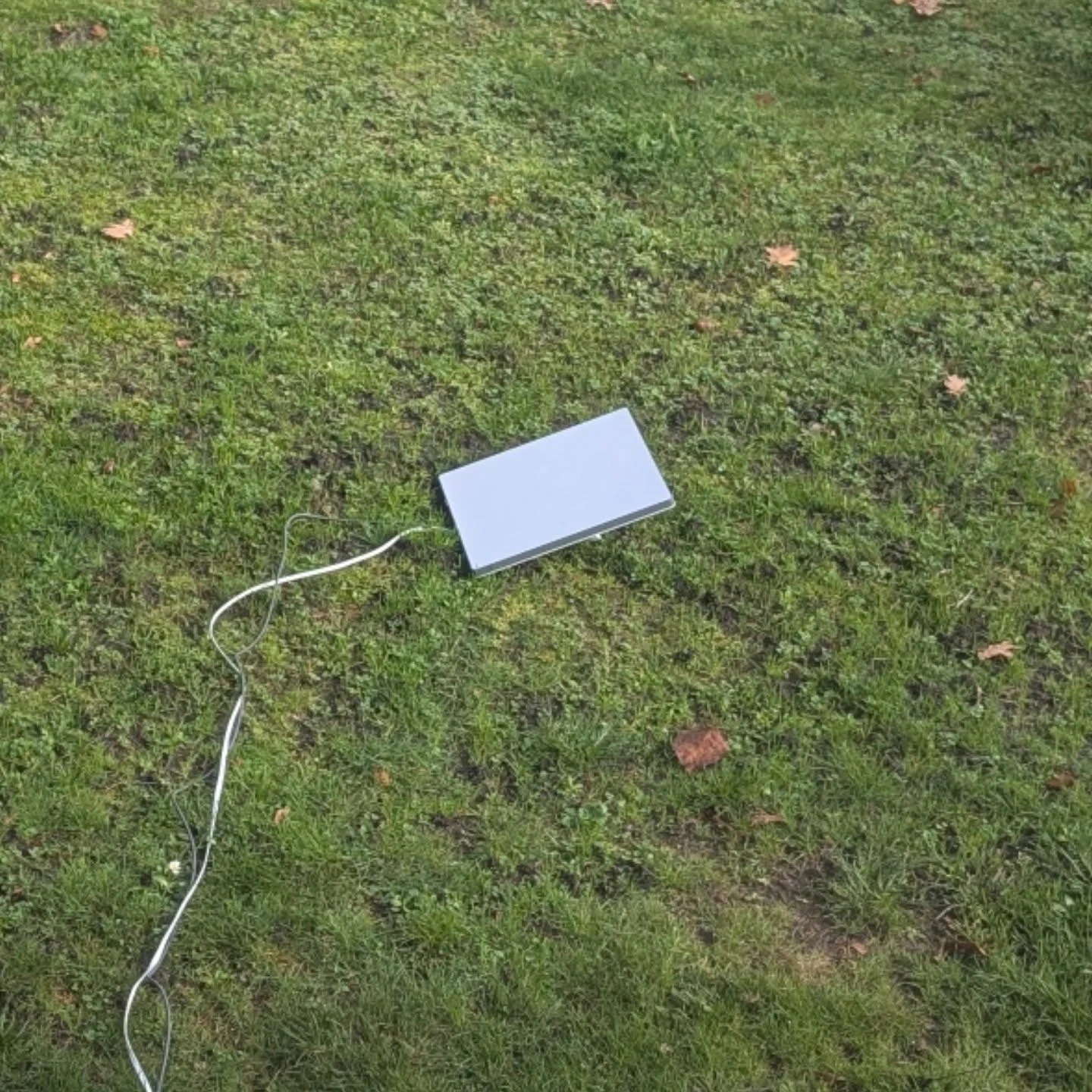 🌲 Weekend away in the New Forest — and of course, no internet…
So it’s Defender style:
🚀 Starlink Mini for high-speed satellite internet
📡 GL.iNet router to distribute Wi-Fi around the caravan
🔥 Fire TV Stick for Netflix and
