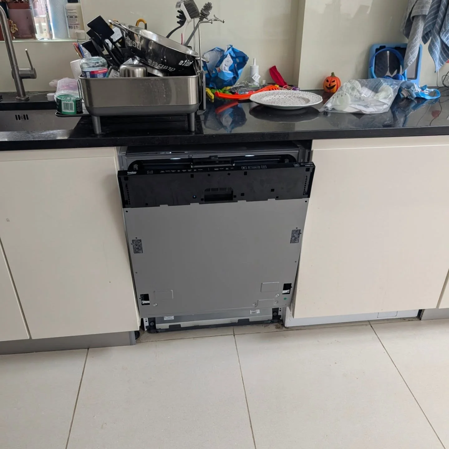 🚿 New dishwasher, same kitchen door — perfect fit.
Removed and refitted the integrated door from the old unit to the new one, then levelled it up precisely using my favourite LED spirit level.
Small details = professional finish.
#DefenderPr