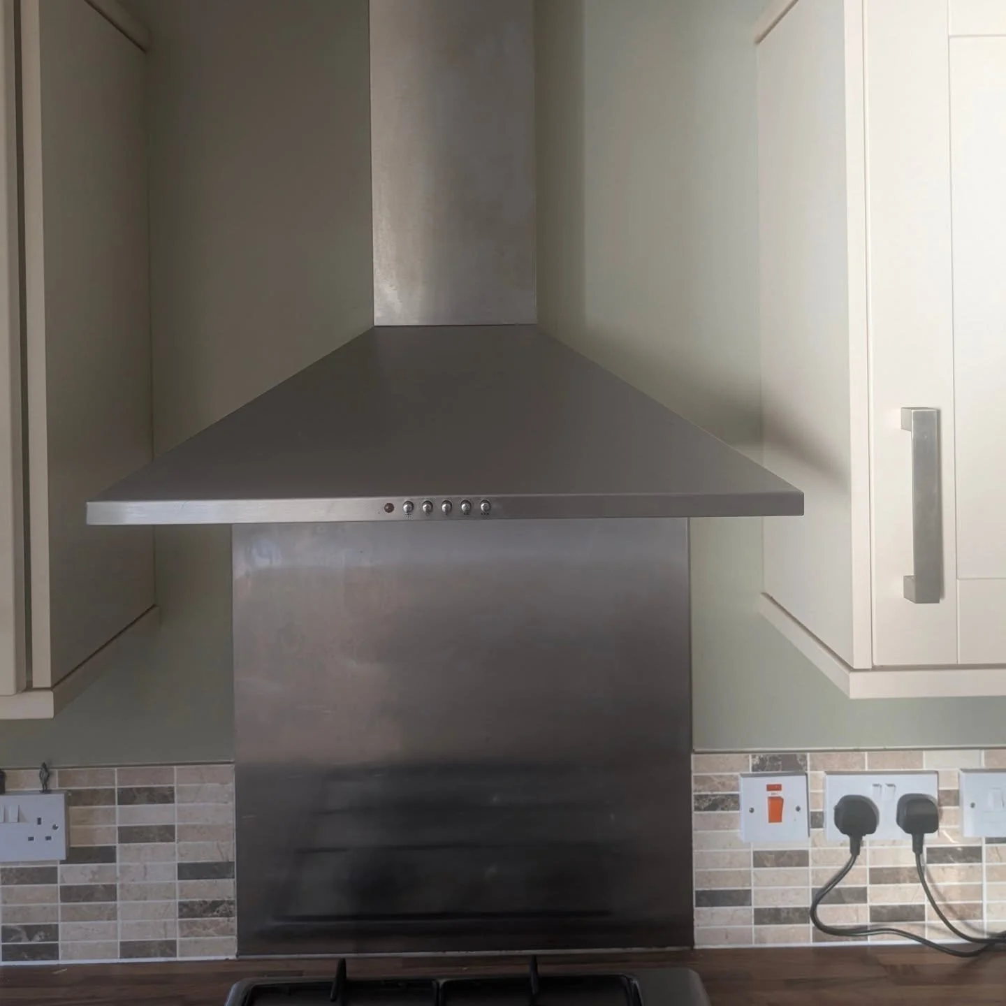 New Bosch extractor fitted today ✅

The old Lamona unit had seen better days &mdash; swapped out, re-wired, aligned perfectly and ready for years of service.
Another tidy install from Defender Property Maintenance 👊

#Bosch #ExtractorFan #KitchenUpg
