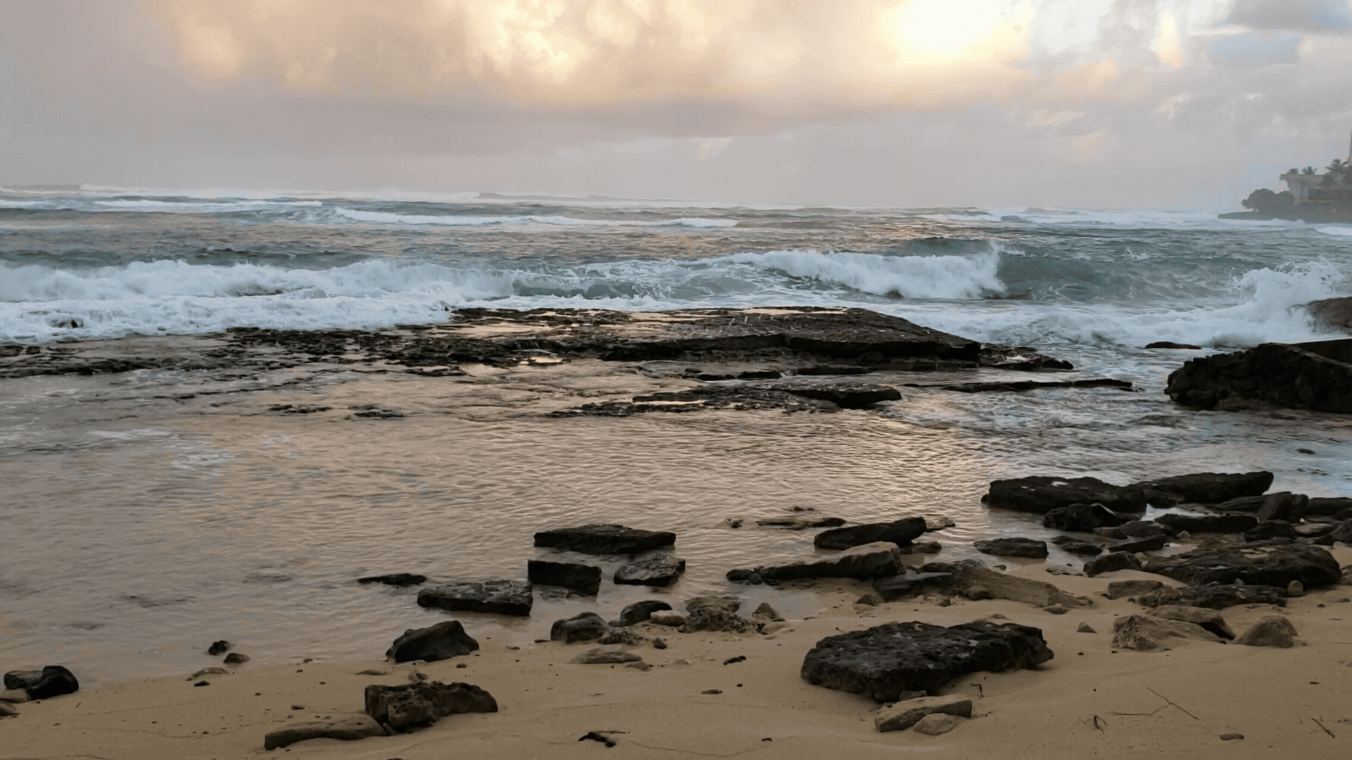 Animated gif showing a high-energy surf zone and shoreface, with both plunging and spilling breaking waves.