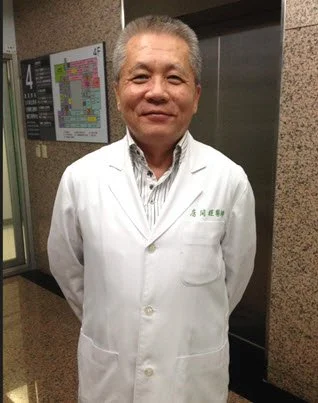 心臟專科醫師房同經，具內科與心臟專科雙證照，熟悉高血壓、心律不整等各類心血管問題，並在多所大學兼任教職。