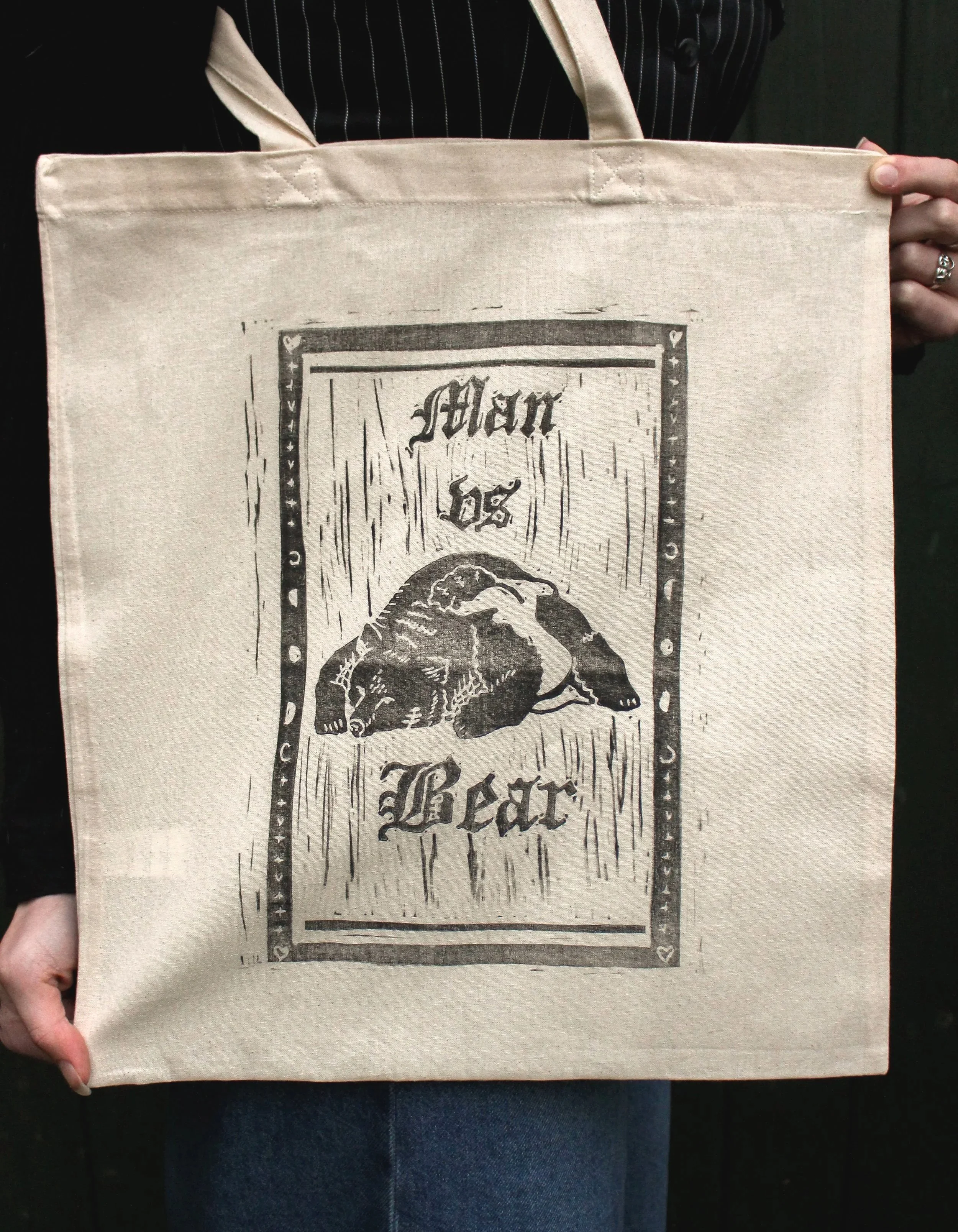 'Man vs Bear' Tote bag