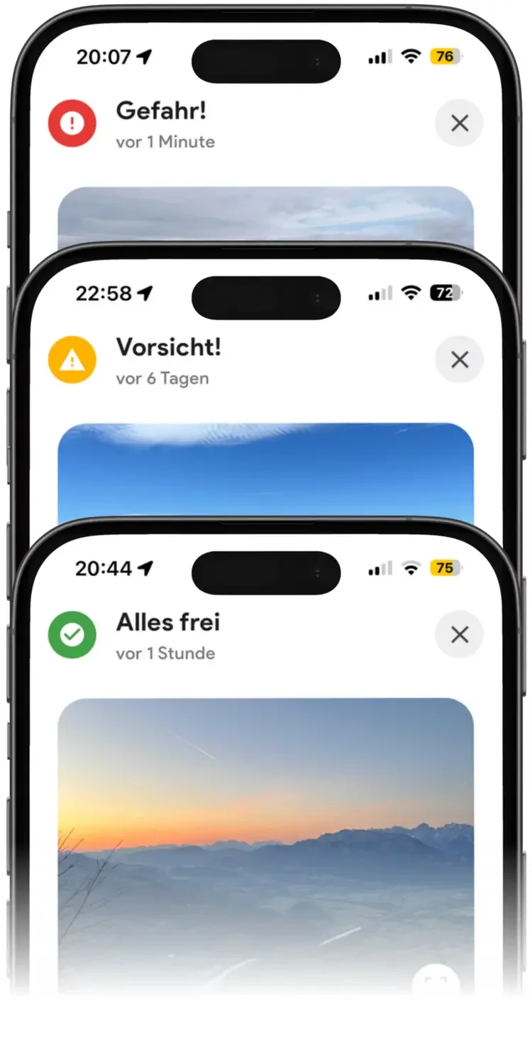 Drei Smartphone-Bildschirmbenachrichtigungen mit Warnungen und Statusmeldungen, die jeweils eine Hintergrundbild-Ansicht von Himmel und Landschaft zeigen.