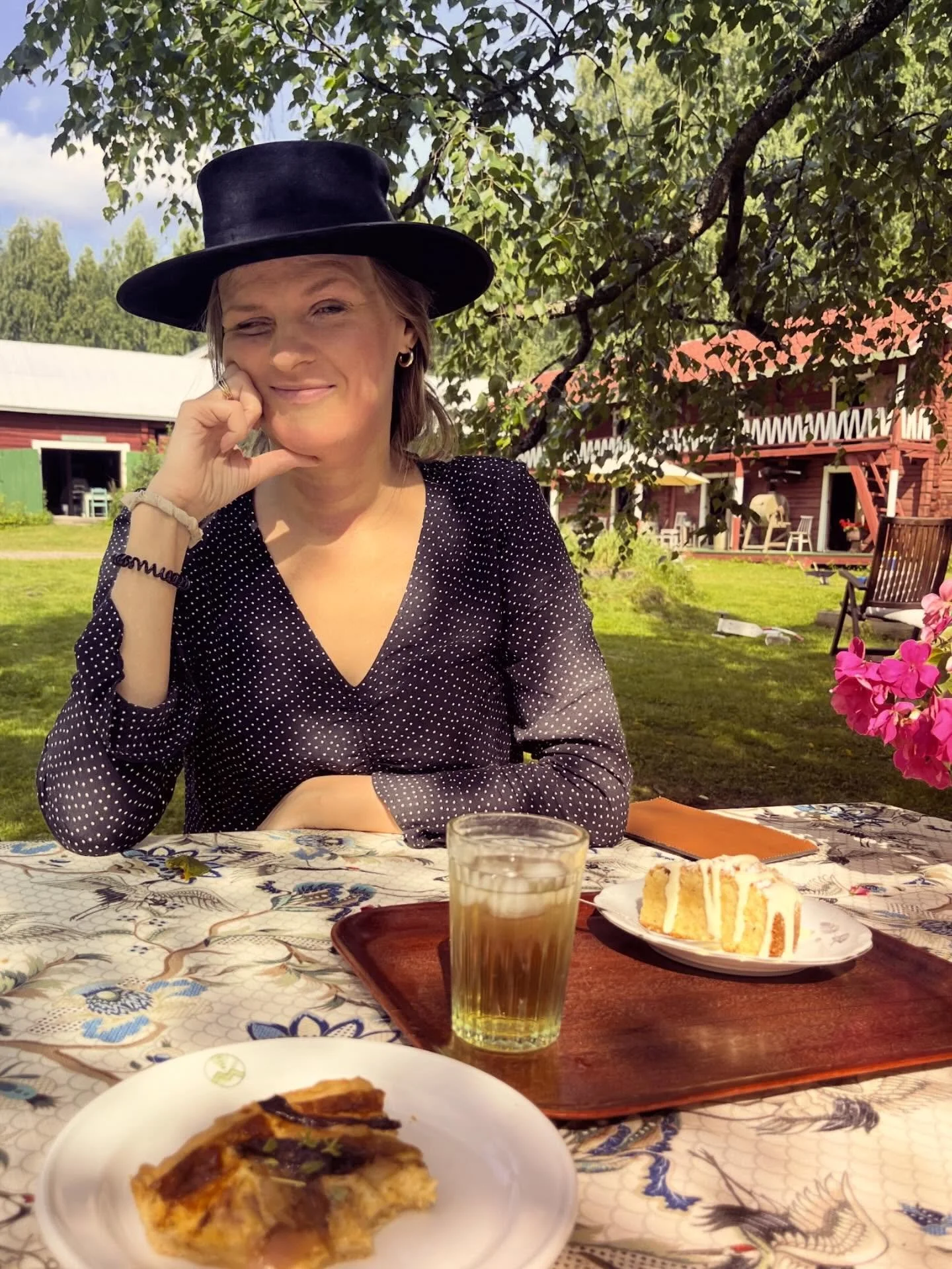 Toivotan sulle kaunista ja virvoittavaa kes&auml;&auml;! ☀️
Kuva kotimatkalta Joutsan @cafemeijerinliiteri kes&auml;kahvilalta. Olen alkanut l&ouml;yt&auml;&auml; kes&auml;kahviloiden ihanan maailman. Varmastikin  Satakunnan oman @villavalli_ my&ouml