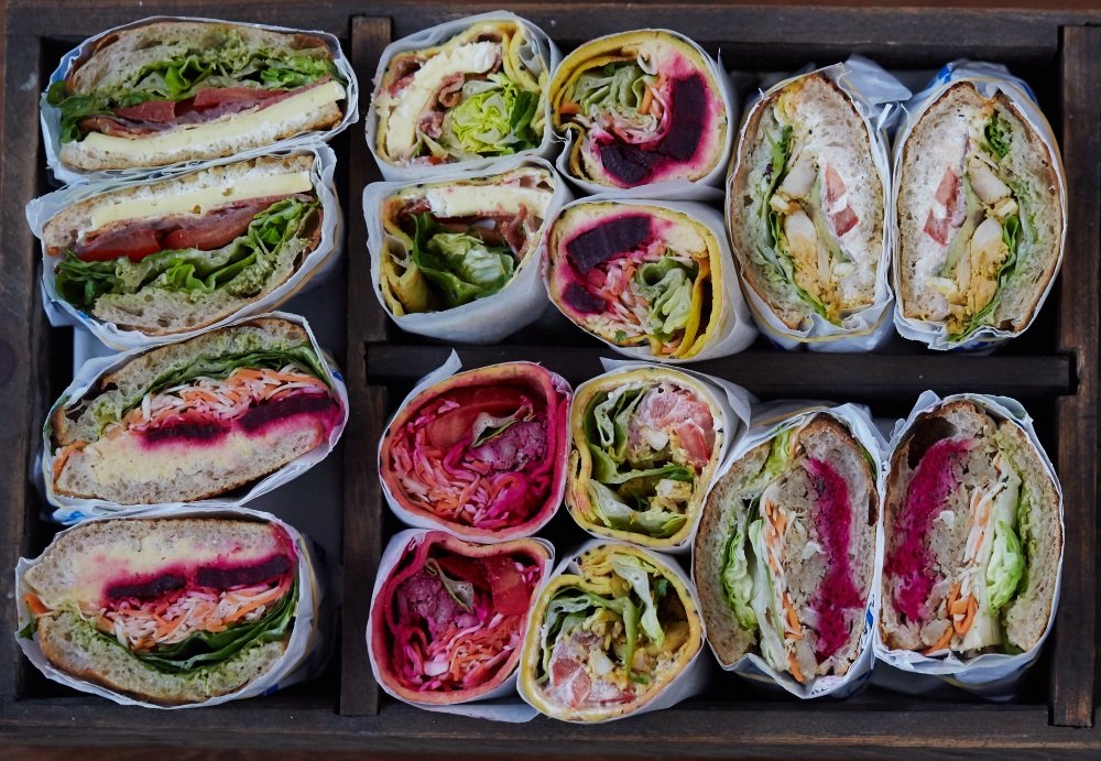 Wraps med farverigt fyld – rødbede, salat, hummus og grøntsager – klar til takeaway eller servering.