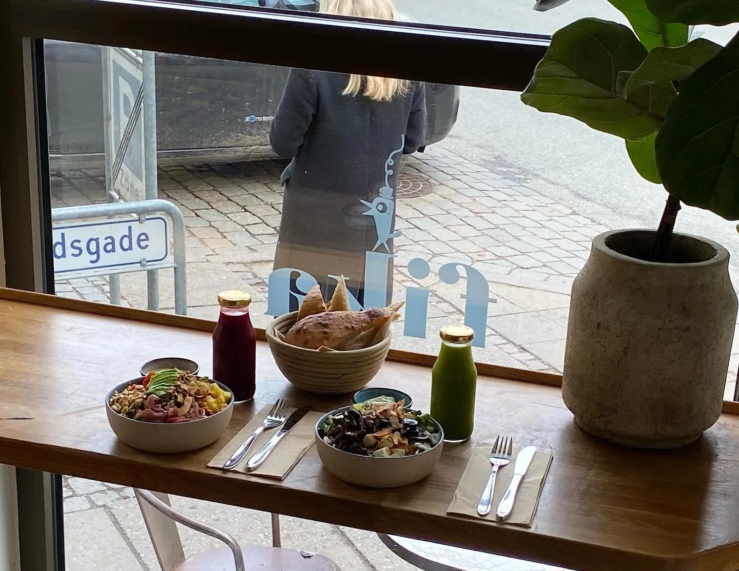 ✨MENU TILBUD✨

Vi har samlet nogle af vores favoritter i l&aelig;kre menutilbud &ndash; perfekt til en sund og n&aelig;rende frokost eller en l&aelig;kker aftensmad med vennerne🥪🥗

Lille salat + friskpresset juice: 114kr
Stor salat + friskpresset j