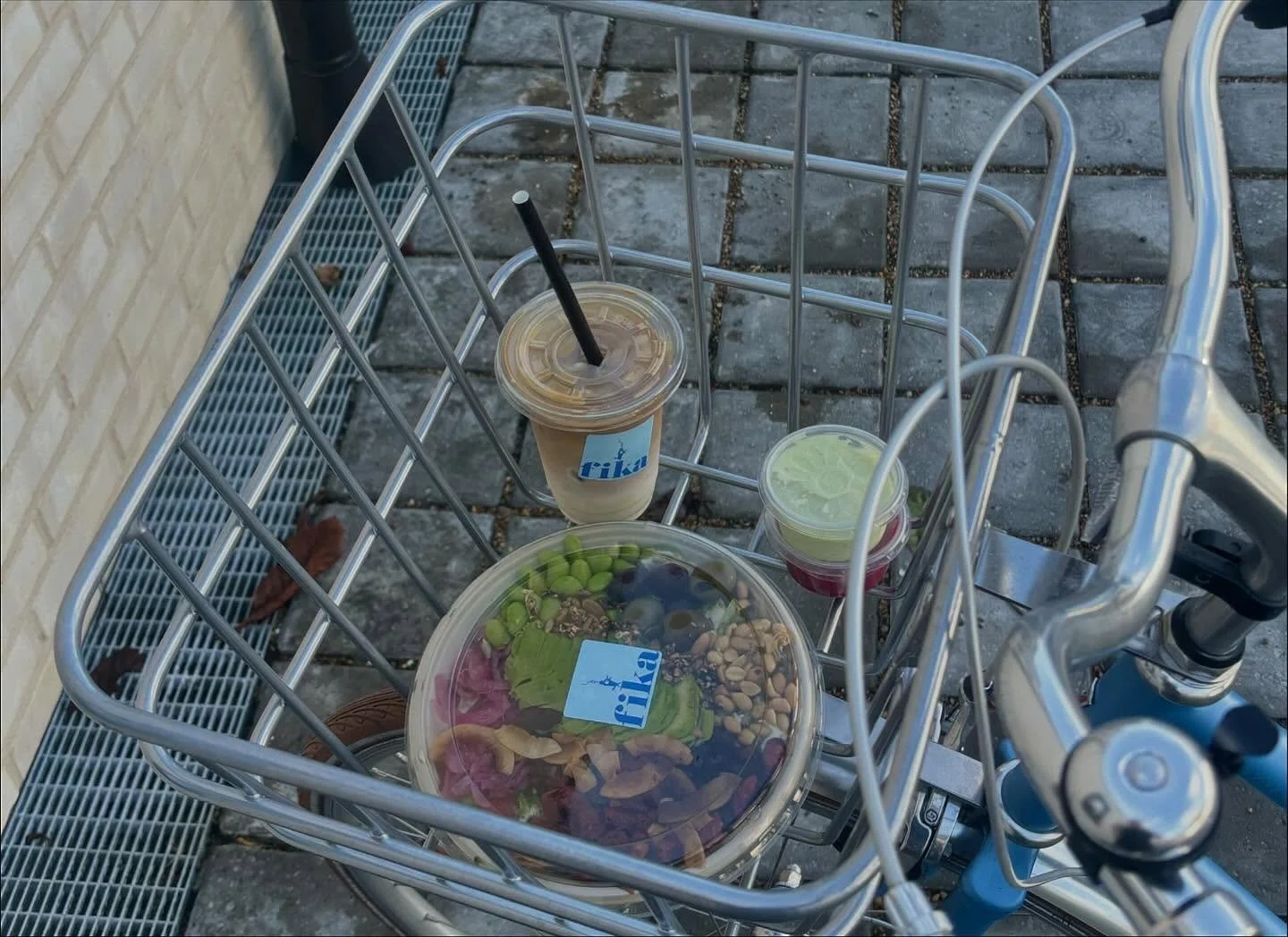 Vidste du, at alt hos os kan f&aring;s som takeaway? 🤗
Uanset om du er p&aring; farten, skal fork&aelig;le nogen derhjemme eller bare vil nyde dine favoritter i sofaen, s&aring; pakker vi det hele l&aelig;kkert til dig. 💛
Kom forbi og hent alt det,