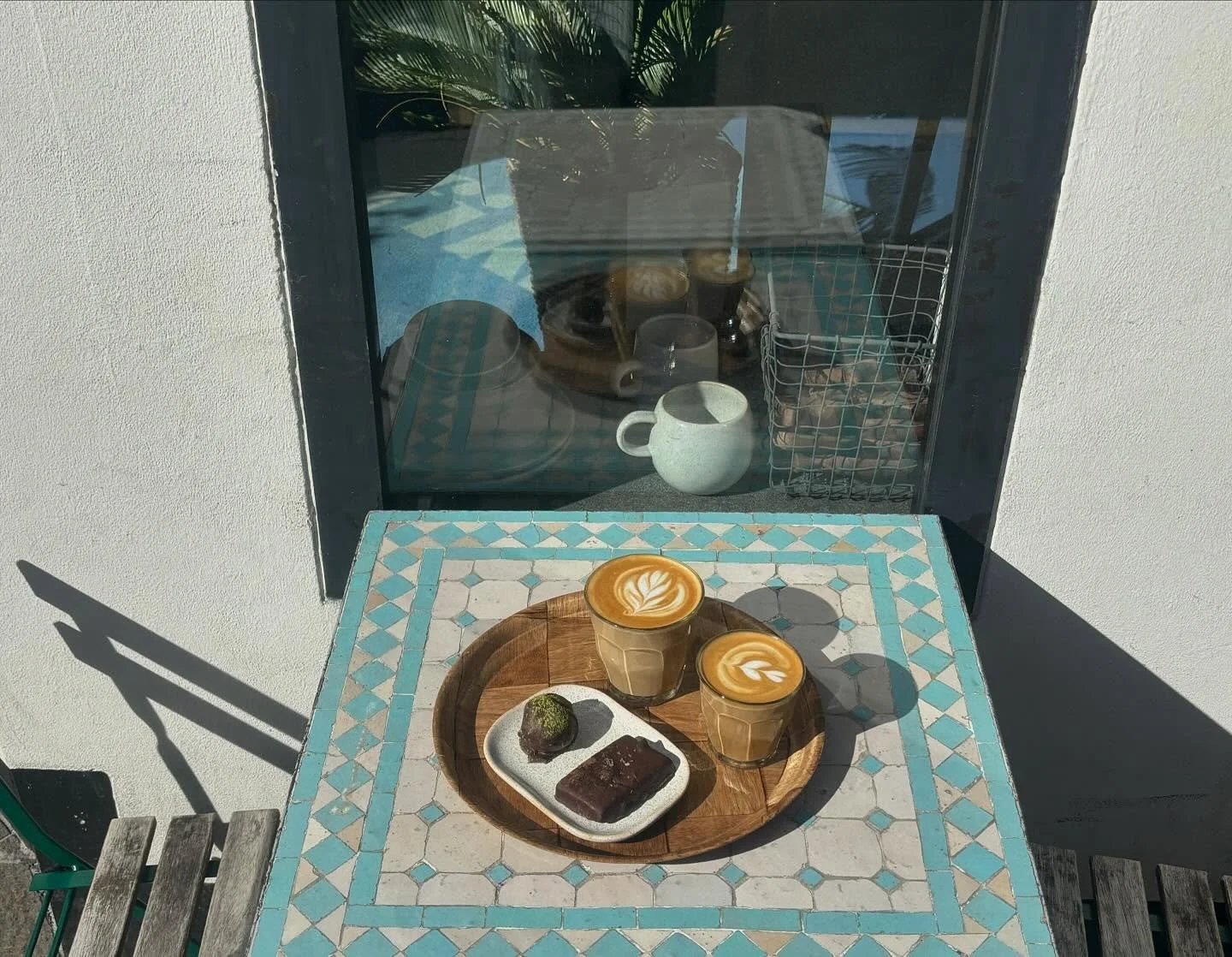 Skal du fork&aelig;le kaffen med lidt ekstra?
Vi har et l&aelig;kkert udvalg af hjemmelavet konfekt. Perfekt som en s&oslash;d snack til din kaffe eller te.☕️🍪🫖
Vores konfekt er lavet med gode r&aring;varer, ogs&aring; er der noget for enhver smag.