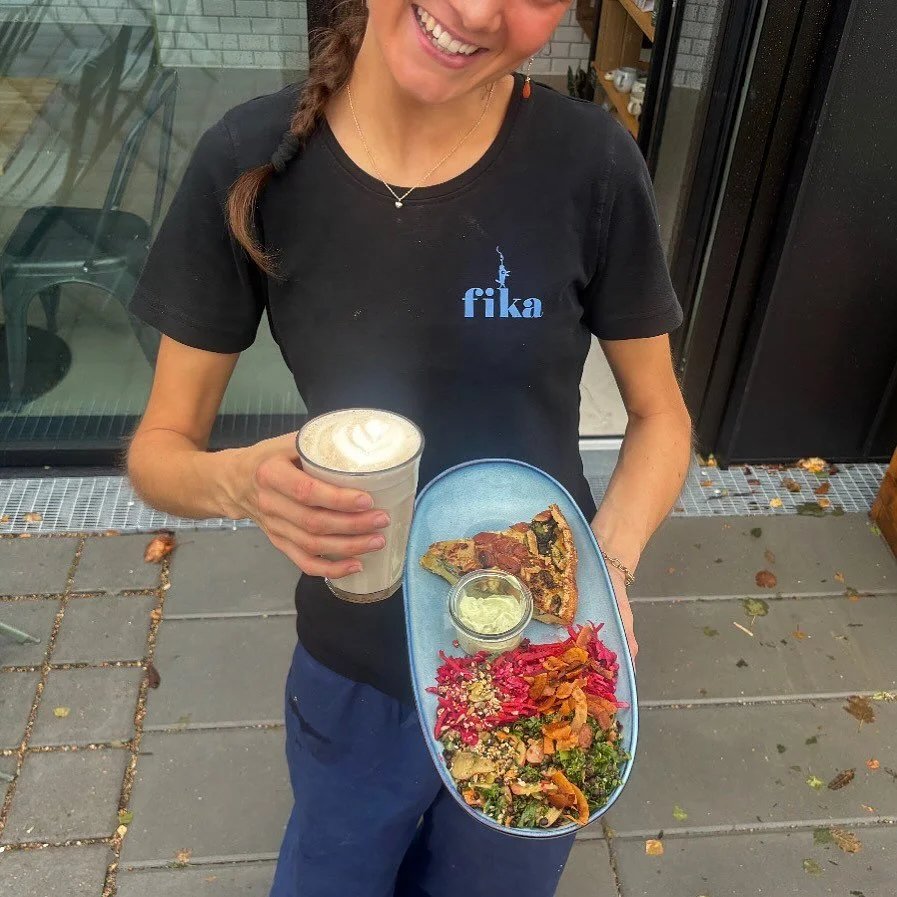 🍂 Efter&aring;rs favorit hos Fika 🍂
Der er alts&aring; ikke meget, der sl&aring;r en chai latte og et stykke t&aelig;rte, n&aring;r det er efter&aring;r ☕🥧

Vores t&aelig;rte kan du snuppe som et enkelt stykke eller som et m&aring;ltidstilbud med 
