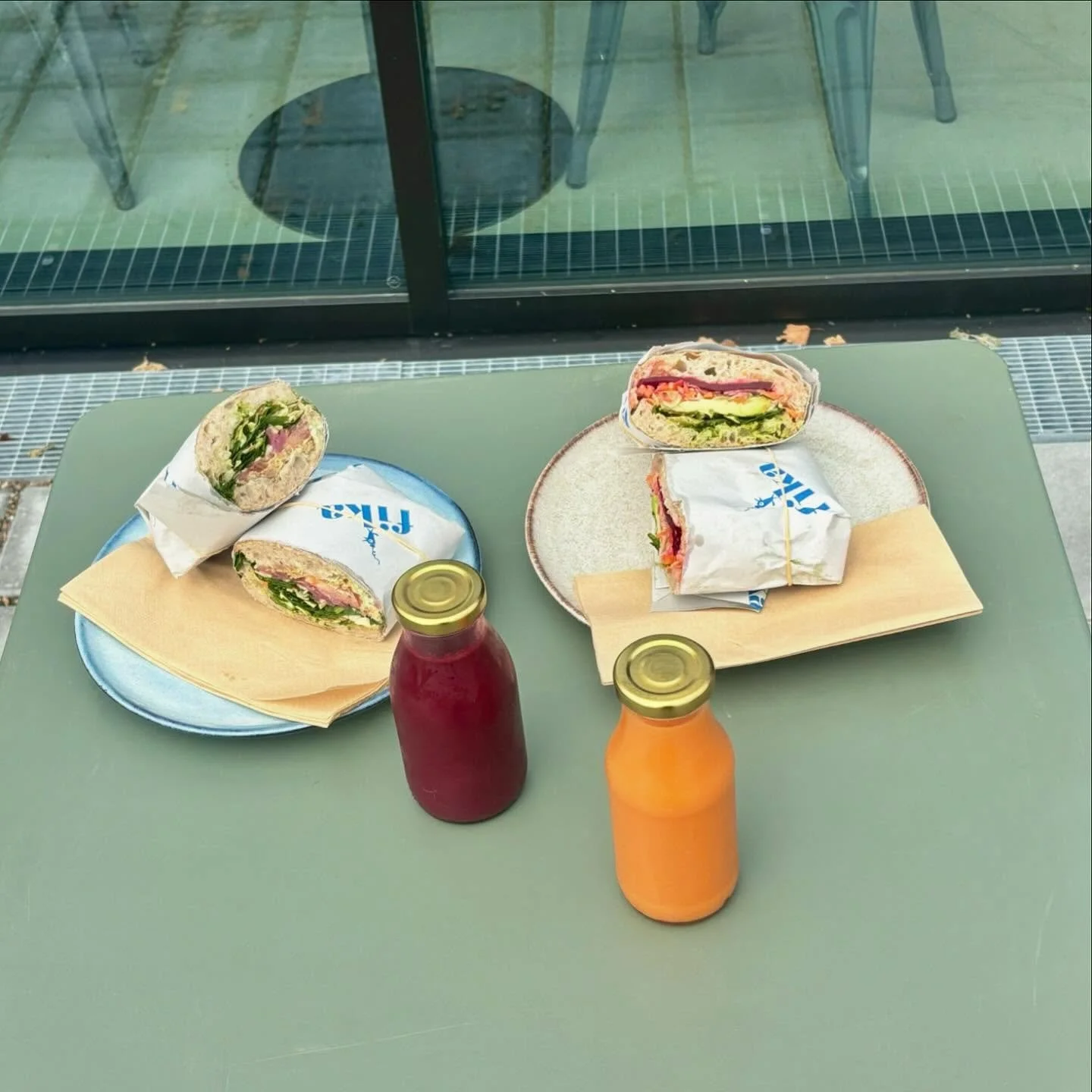 🥪🤎GIVEAWAY TID🤎🥪

Der var vist enighed om, at det er blevet tid til en giveaway fra os til jer!
Der er 2 valgfrie sandwich + 2 valgfrie juice  p&aring; h&oslash;jkant til en af vores sk&oslash;nne f&oslash;lgere!🌿

For at deltage skal du:
1) Lik