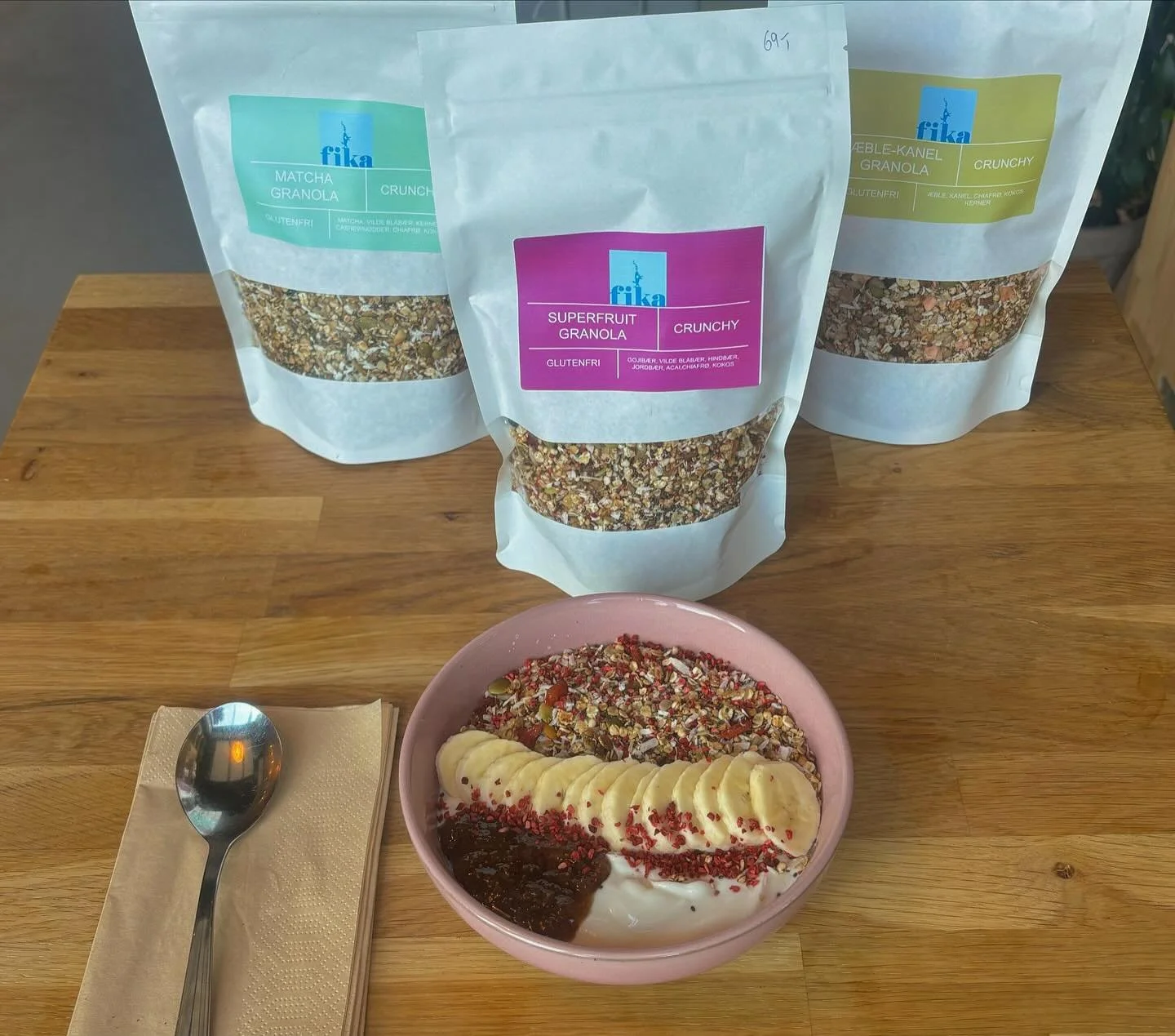 Vi har lavet vores egen granola. sprød, lækker og klar til at pifte din morgen op.
Den er helt perfekt ovenpå en portion skyr eller en farverig smoothiebowl 😍
Find dem i alle vores caféer og find ud af hvilken der er din fa