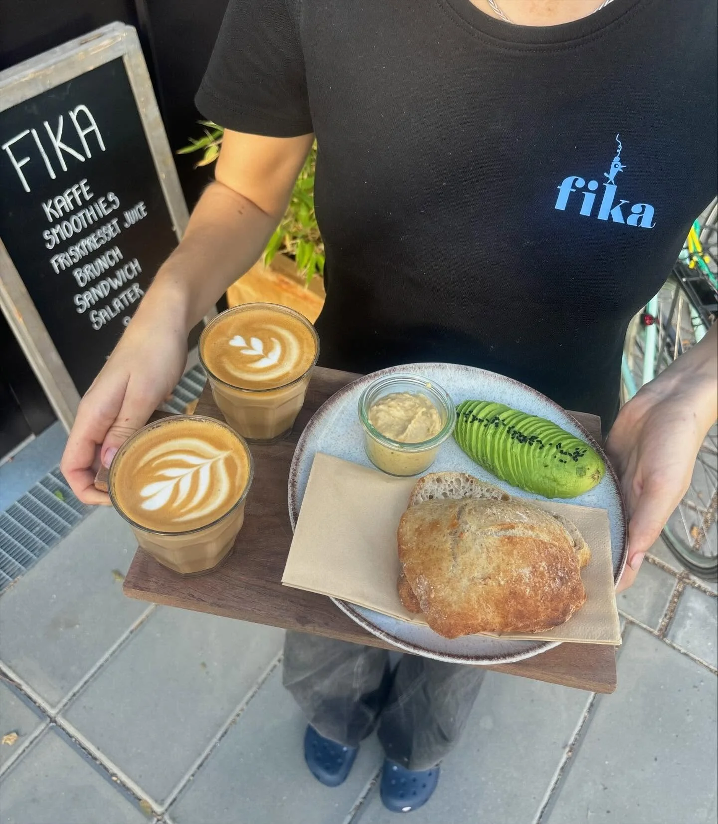 Friskbagte surdejsboller, lige som du vil ha’ dem! 🧈
Start dagen eller forkæl dig selv midt på dagen med en af vores lækre surdejsboller. Vælg din favorit:
✨ Surdejsbolle med smør
🧀 Surdejsbolle med smø