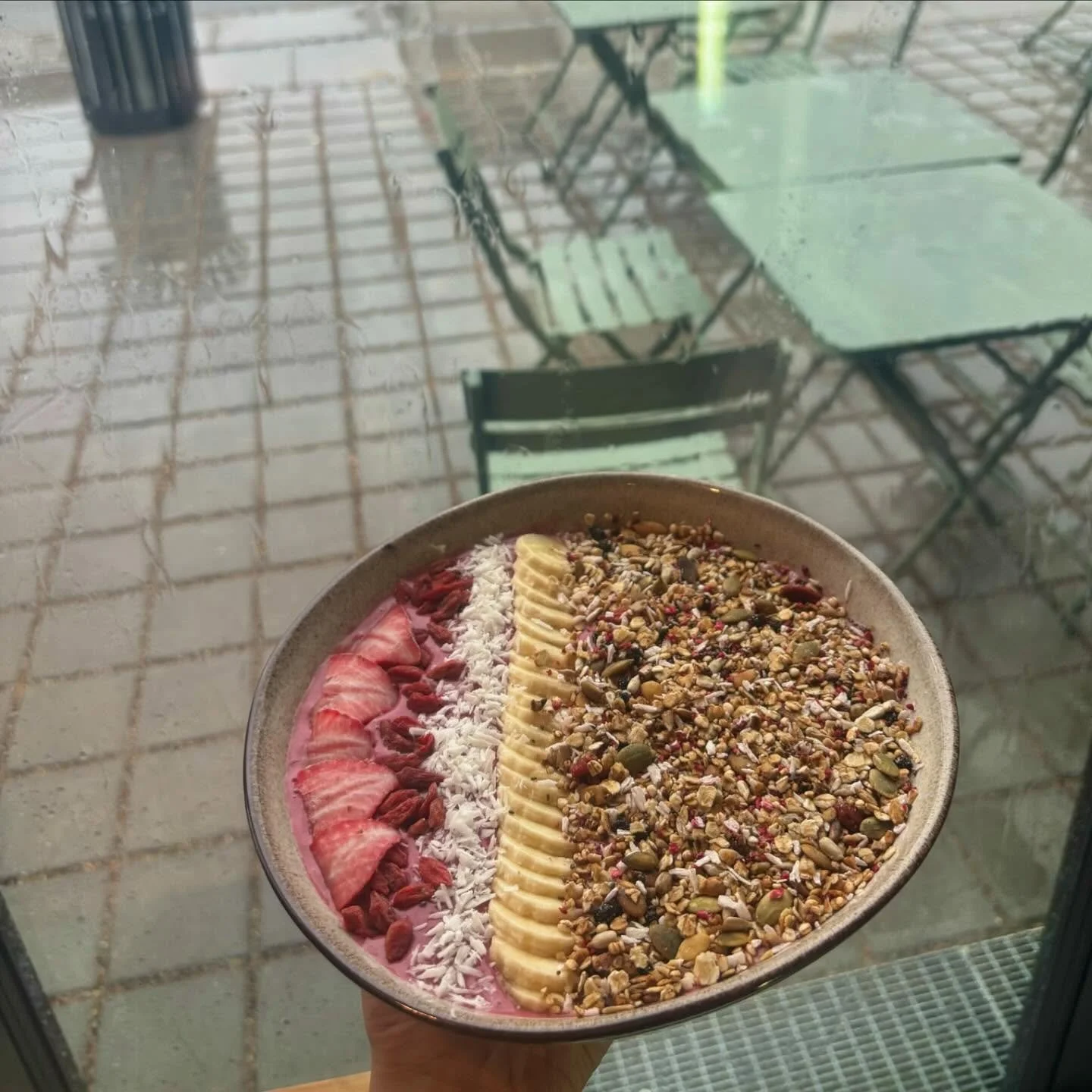 ❤️SMOOTHIEBOWL❤️
Selvom dagene bliver kortere og himlen bliver mere grå, kan du stadig smage sommeren hos os! ☀️
Nyd en farverig smoothiebowl pyntet med frisk frugt og sprød, hjemmelavet granola – perfekt til både morgen og