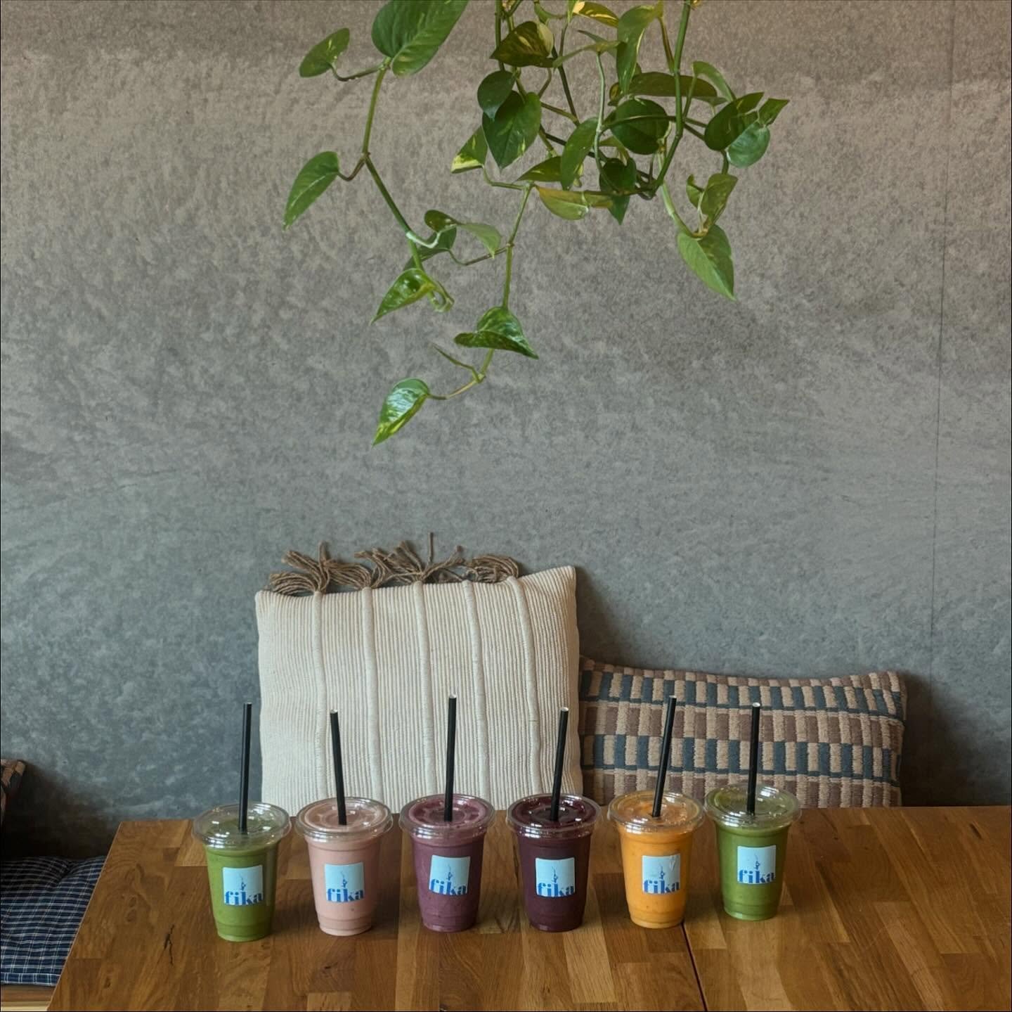 🥤SMOOTHIE🥤
I vores caf&eacute;er finder du 6 forskellige smoothies. Har du pr&oslash;vet dem endnu?

- Jordb&aelig;r smoothie🍓: jordb&aelig;r, banan, appelsin, vanilje, yoghurt
- Bromb&aelig;r smoothie💜: bromb&aelig;r, jordb&aelig;r, havredrik, h