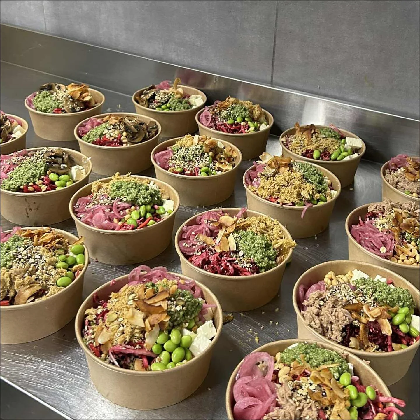 Vidste du, at du ogs&aring; kan bestille vores l&aelig;kre salater, majspandekager og sandwiches som st&oslash;rre bestillinger?🥗
Hos Caf&eacute; Fika laver vi mad til b&aring;de m&oslash;der, events og hverdagsfork&aelig;lelse.

Bestil nemt gennem 