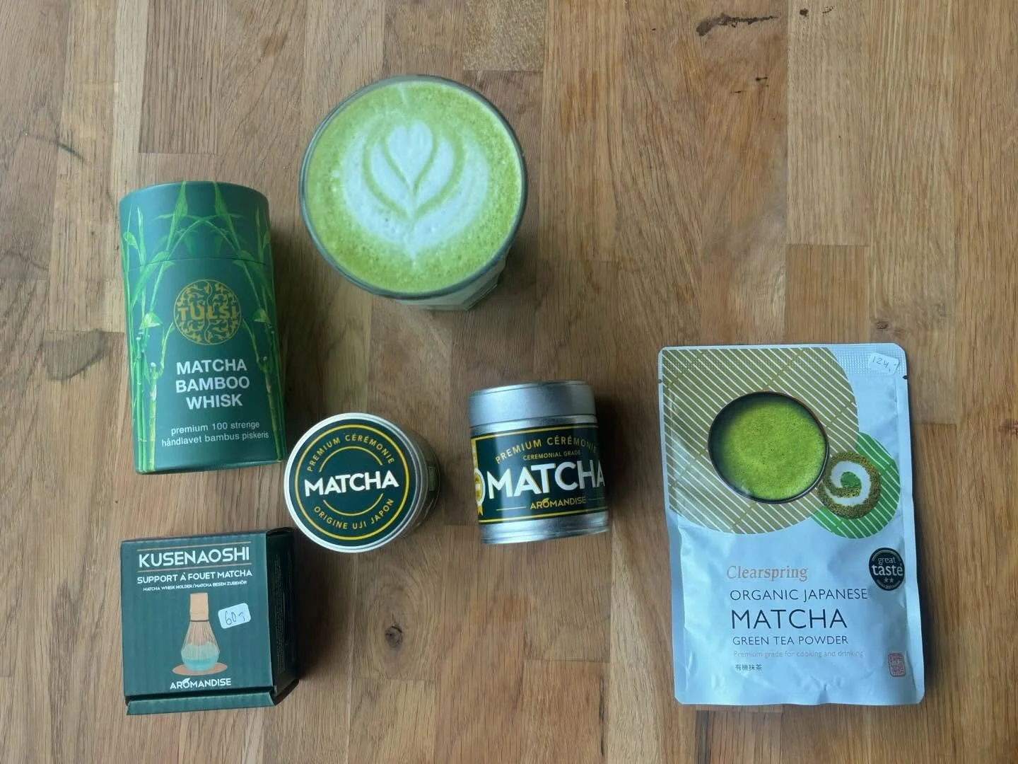 🍵Matcha p&aring; hylderne! 🍵
Vi har fyldt butikken med sk&oslash;nne matcha-produkter. Alt fra l&aelig;kkert matcha pulver til tilbeh&oslash;r.

Leder du efter en lille luksus til dig selv eller den perfekte gave til en matcha-elsker? 🎁
S&aring; k