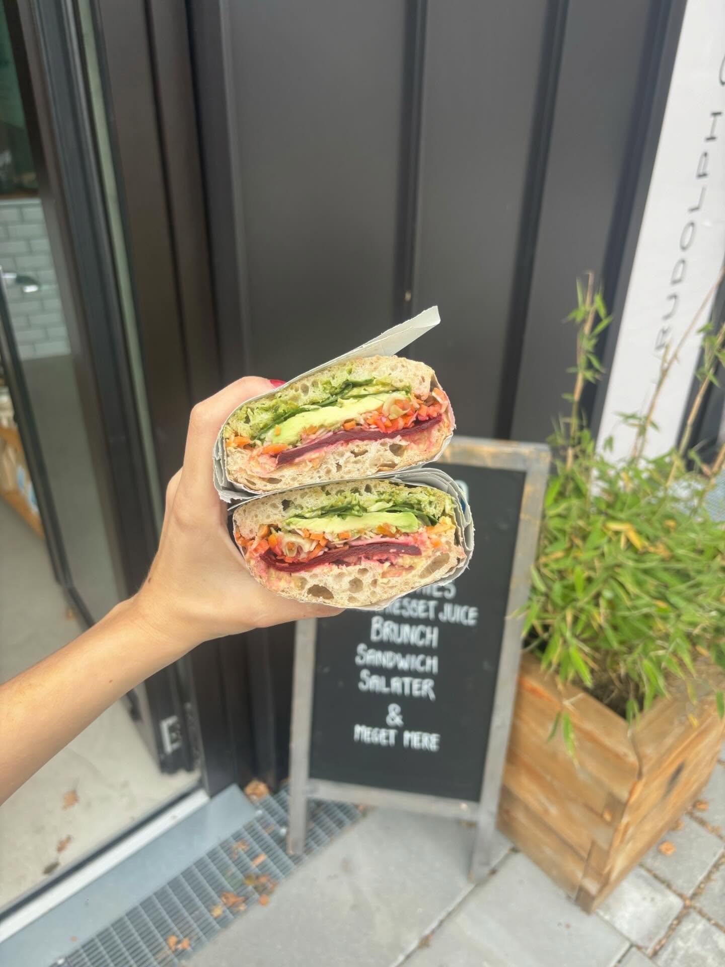 🥪Vores fire forskellige sandwich🥪

Vores sandwich er lavet af &oslash;kologiske og gode r&aring;varer og serveres i vores hjemmebagte surdejsbr&oslash;d, der giver den helt rigtige friskhed og smag🤩

Vi har:

Den med humus, bagte r&oslash;dbeder, 