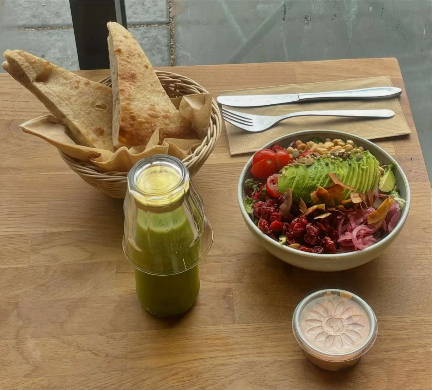 Husk, at du kan fork&aelig;le dig selv med vores menutilbud: en lille salat og en friskpresset slow juice for kun 114 kr.🥗🧃
Har du mere lyst til noget cremet og frugtigt? For blot 10 kr. ekstra kan du skifte juicen ud med en smoothie.🥤

Perfekt ti