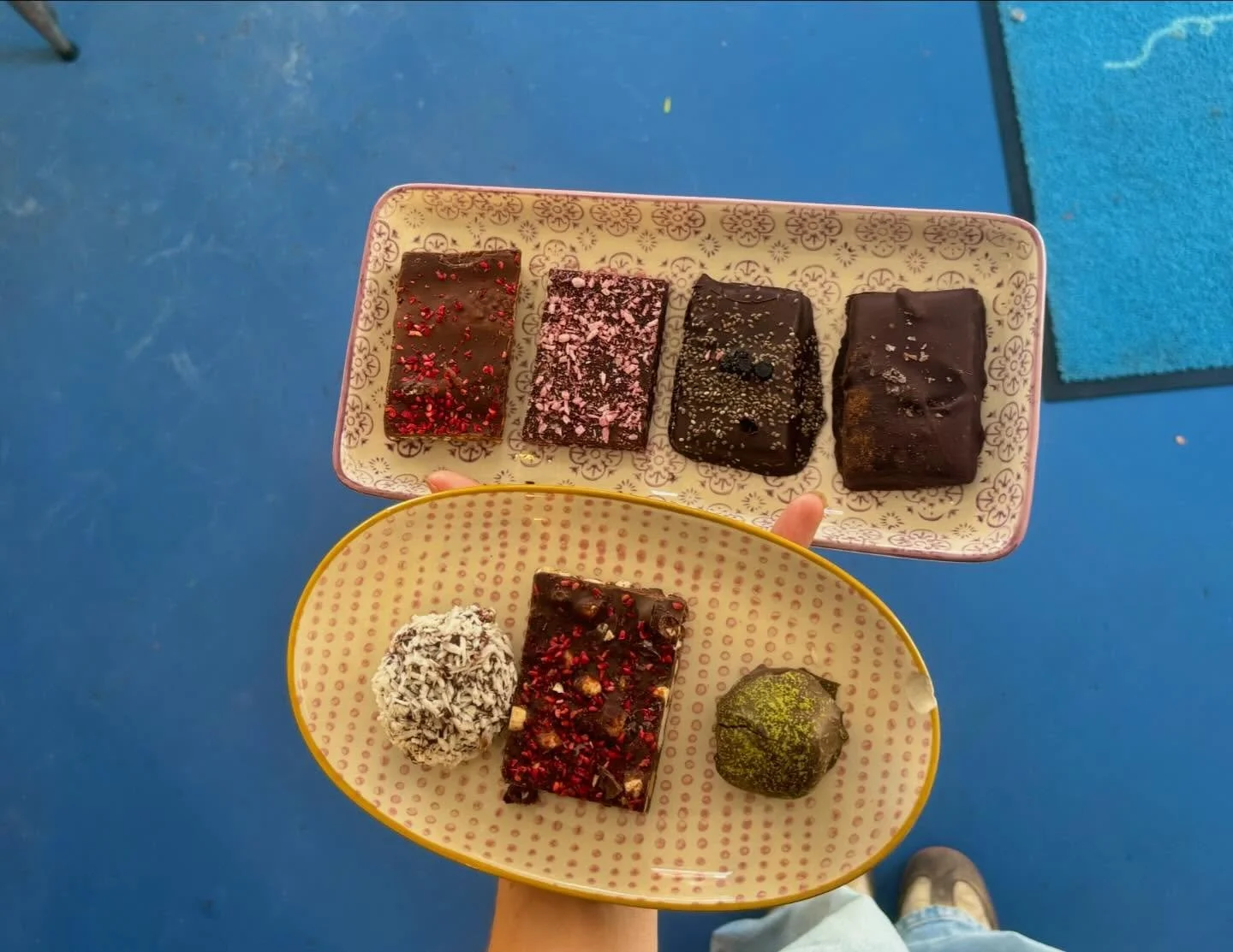 Hos Fika tilbyder vi et stort udvalg af glutenfrie l&aelig;kkerier🥰. B&aring;de til den lille sult og til dem, der vil fork&aelig;le sig selv lidt ekstra.
Du kan v&aelig;lge mellem alt fra glutenfri sandwich, t&aelig;rter og majspandekager til frisk