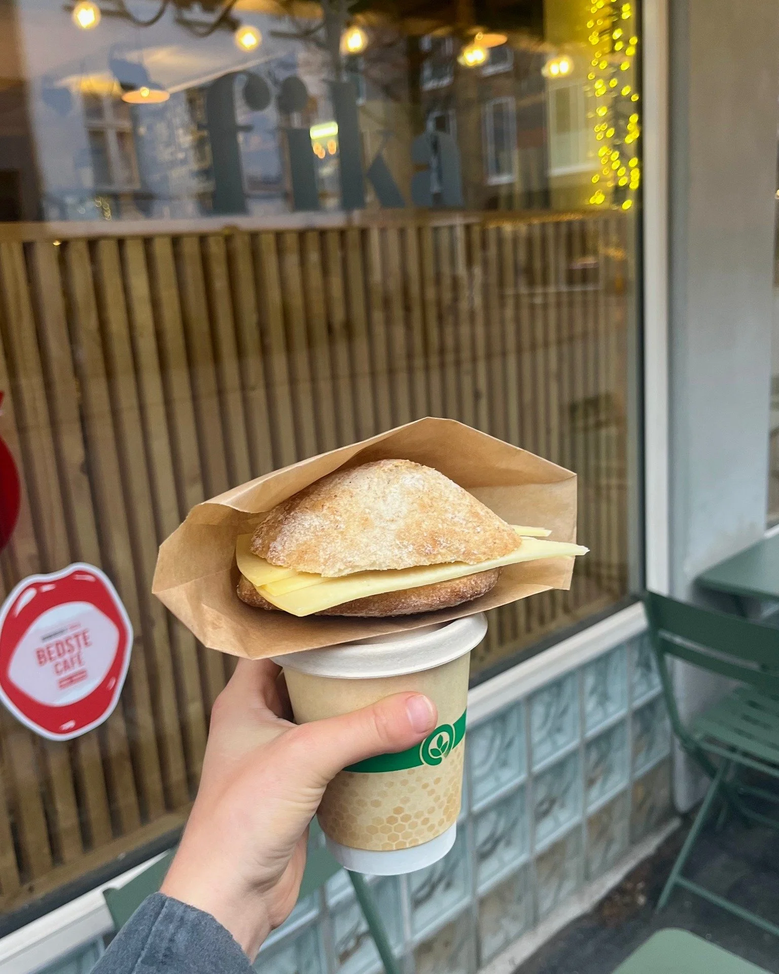 Et lille morgen-to-go-s&aelig;t!🤩☕️
Man g&aring;r aldrig galt i byen med en god kop kaffe og en l&aelig;kker surdejsbolle med ost! Hos os kan du altid f&aring; maden med p&aring; farten &ndash; kig forbi n&aelig;ste gang, du mangler en nem og velsma