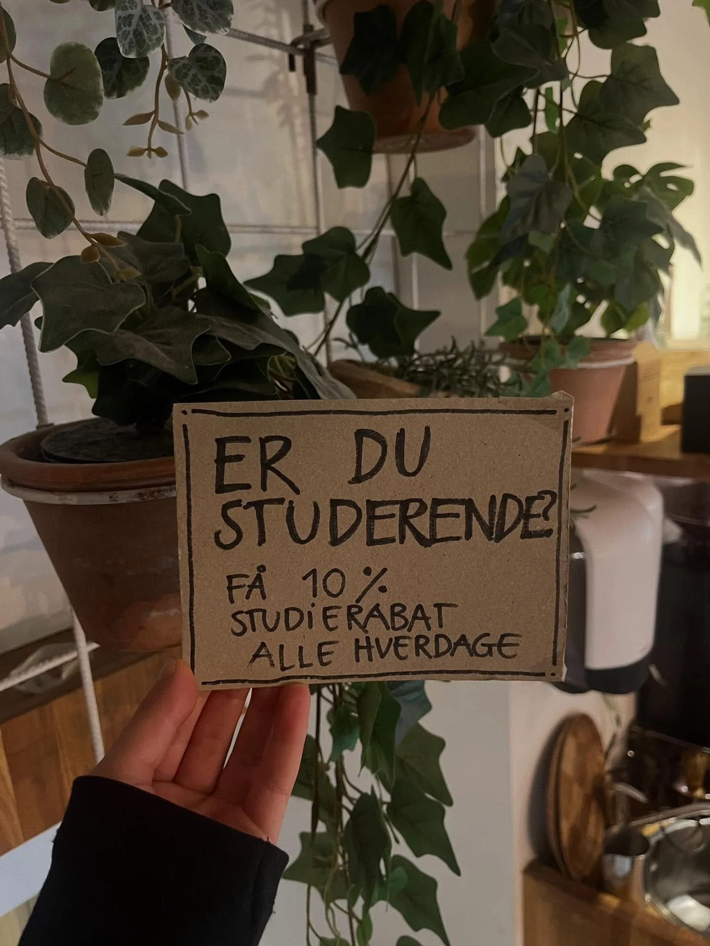 Studierabat hos Fika!☕️📚

Hos Fika tilbyder vi studierabat p&aring; 10% alle hverdage - fordi du fortjener god kaffe og lidt ekstra fork&aelig;lelse💛

Tag en pause fra b&oslash;gerne, m&oslash;d dine studievenner eller f&aring; lidt ekstra energi h