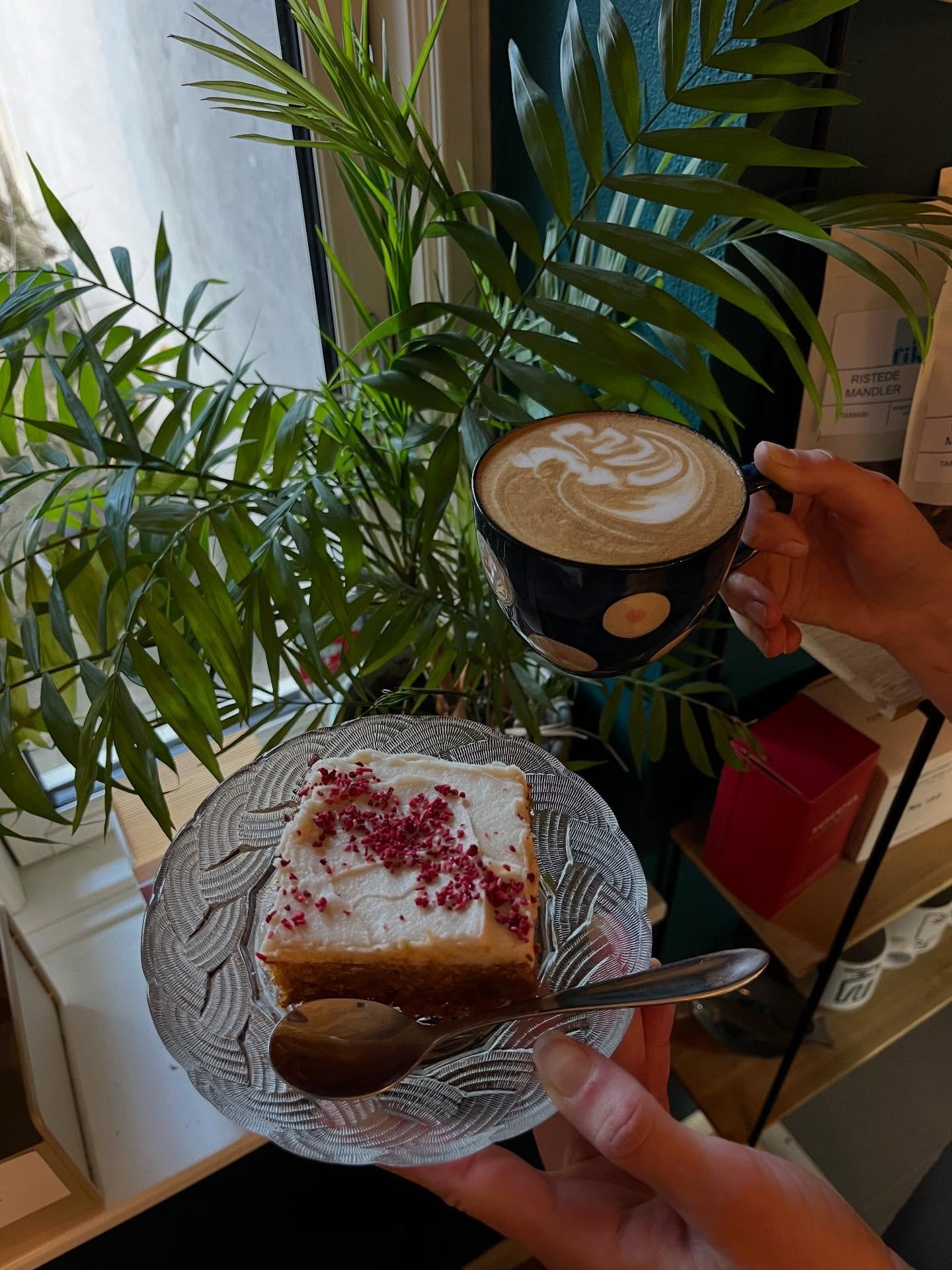 Fredagshygge? Det kan du ihvertfald finde her. L&aelig;kker cappuccino og svampet gulerodskage med frosting (b&aring;de gluten- og laktosefri)🤩