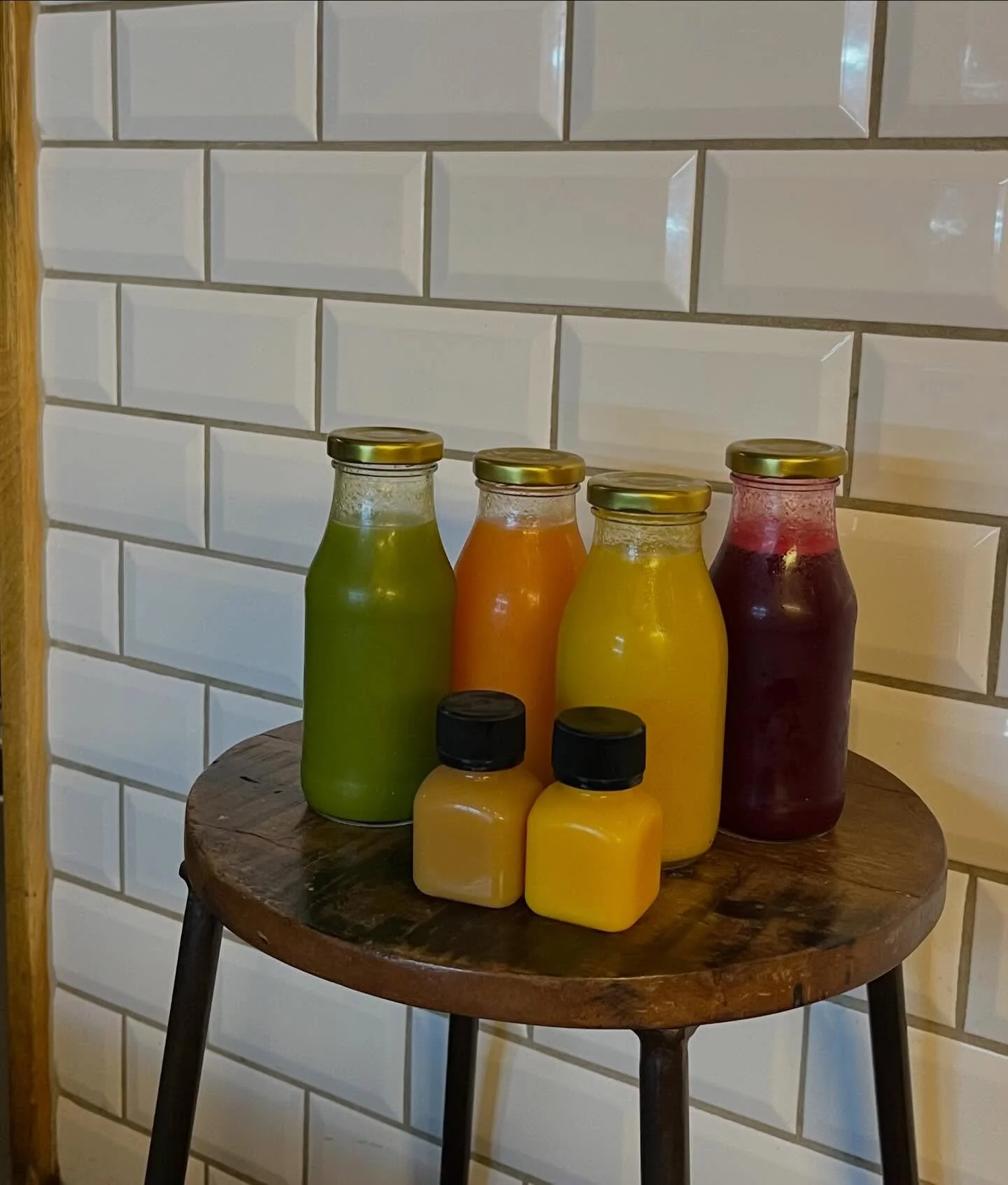 Brug for et s&oslash;ndags-reset? Tag et kig forbi Fika og pr&oslash;v vores friskpressede ingef&aelig;r- og gurkemejeshots eller en l&aelig;kker friskpresset juice - vi har mange varianter og helt sikkert en efter din smag!✨🍋🍎